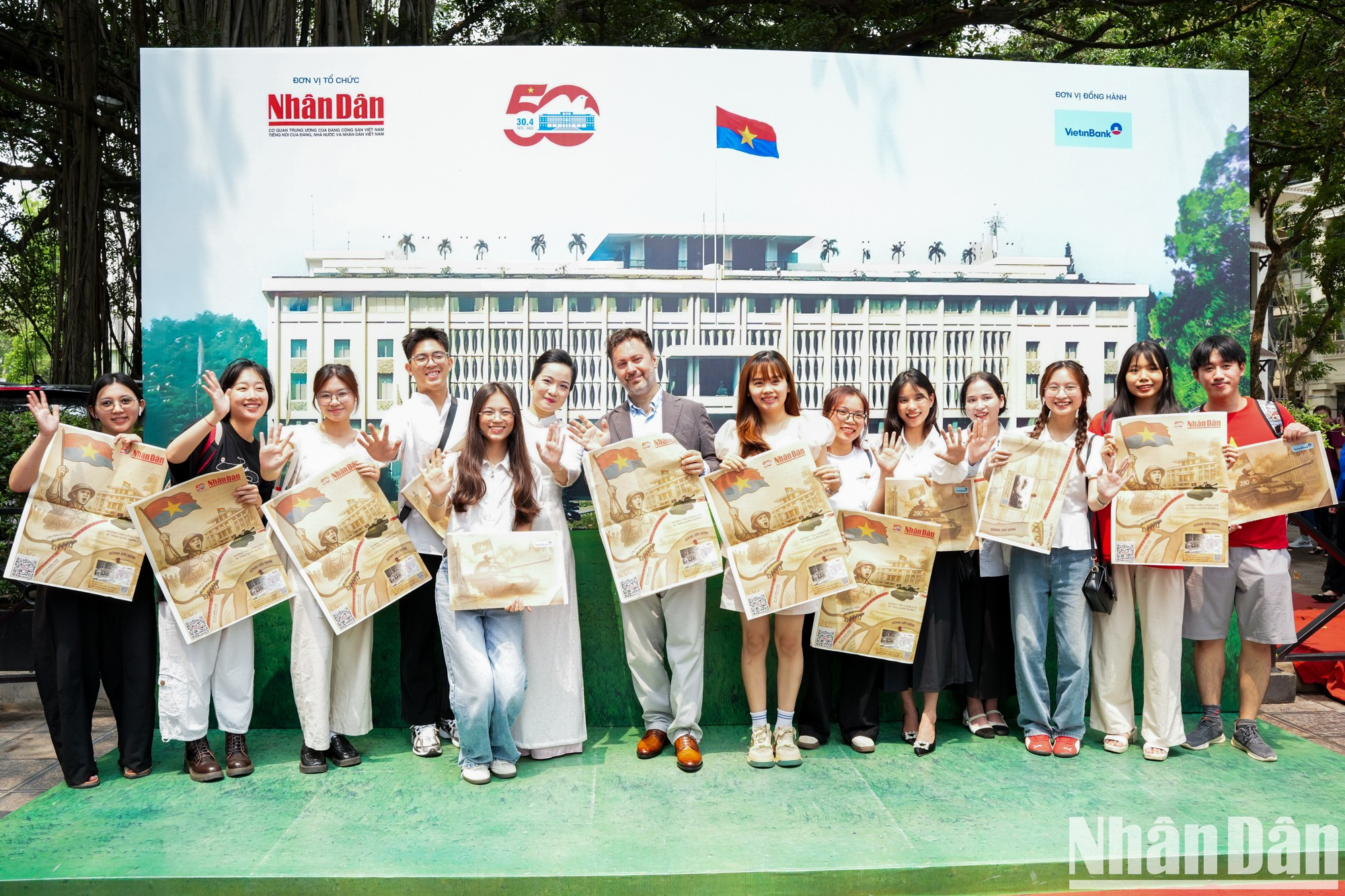 En la muestra, los turistas extranjeros y los jóvenes vietnamitas parecen estar más cerca, sin que haya distancia. En la muestra, los turistas extranjeros y los jóvenes vietnamitas parecen estar más cerca, sin que haya distancia.