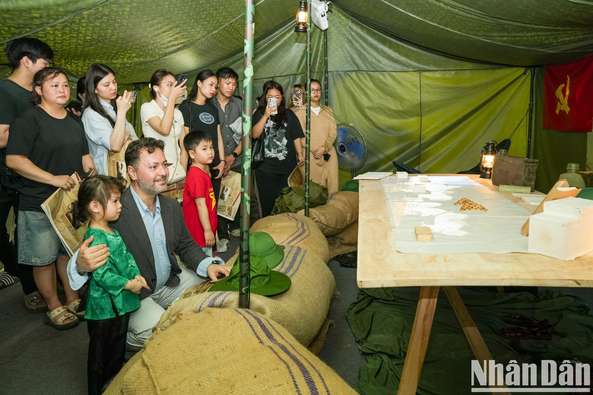 En la exposición, los turistas visitan una tienda de campaña y observan una proyección de mapeo 3D que recreaba el hito de la toma del Palacio de la Independencia por el Ejército vietnamita. En la exposición, los turistas visitan una tienda de campaña y observan una proyección de mapeo 3D que recreaba el hito de la toma del Palacio de la Independencia por el Ejército vietnamita.