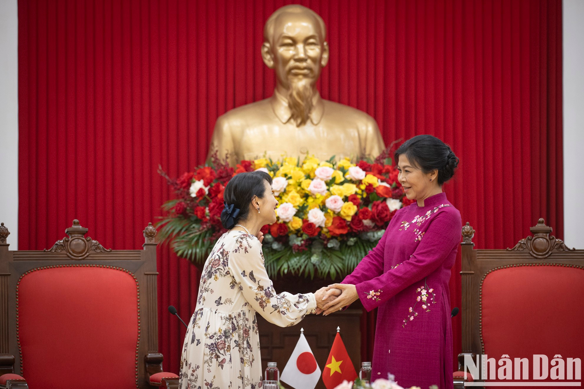 Se estrechan las manos Ngo Phuong Ly, esposa del secretario general To Lam, e Ishiba Yoshiko, cuyo marido, el primer ministro japonés, Ishiba Shigeru, se encuentra de visita oficial a la Vietnam del 27 al 29 de abril.