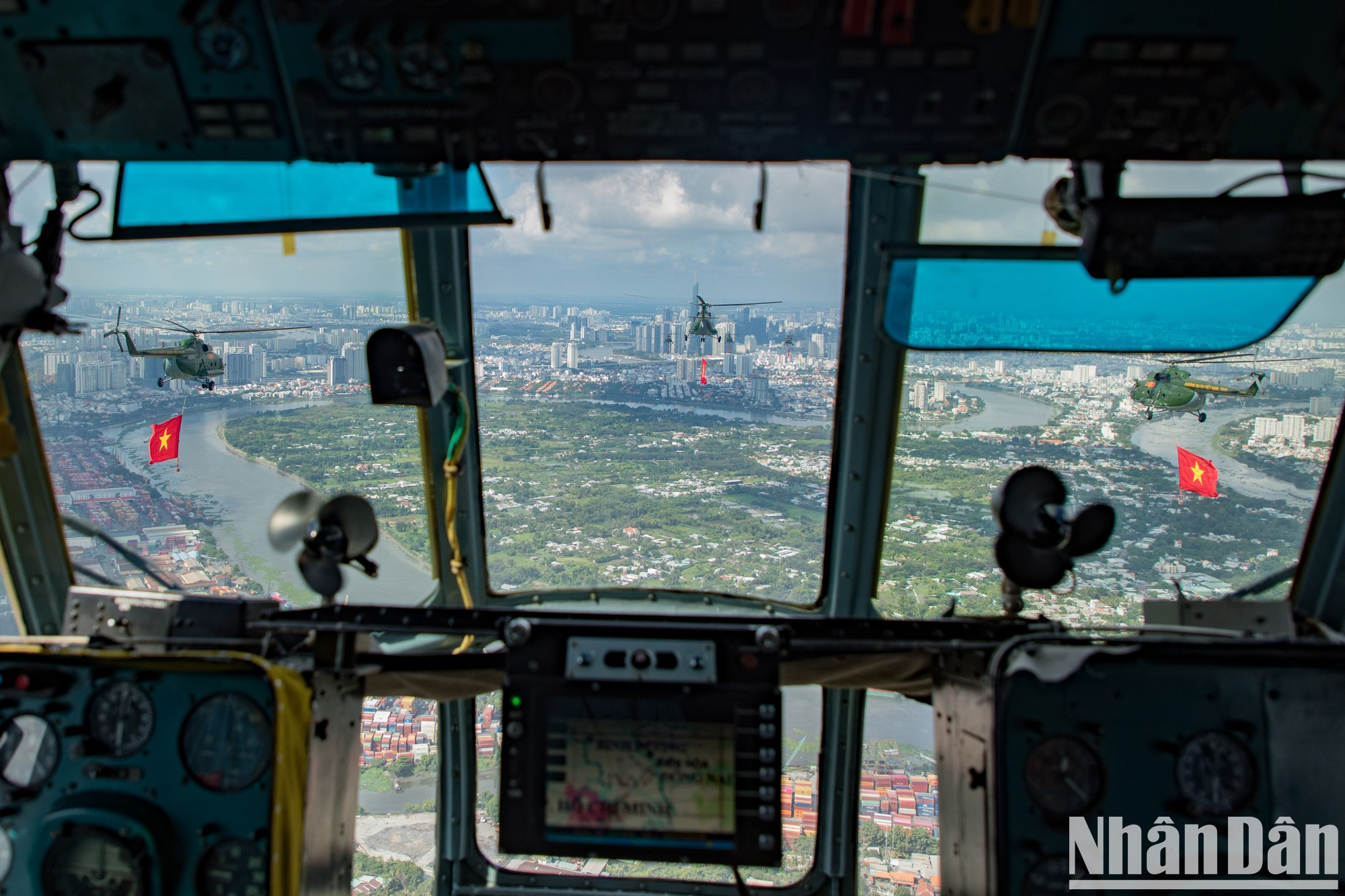 Dentro de la cabina del helicóptero. Dentro de la cabina del helicóptero.