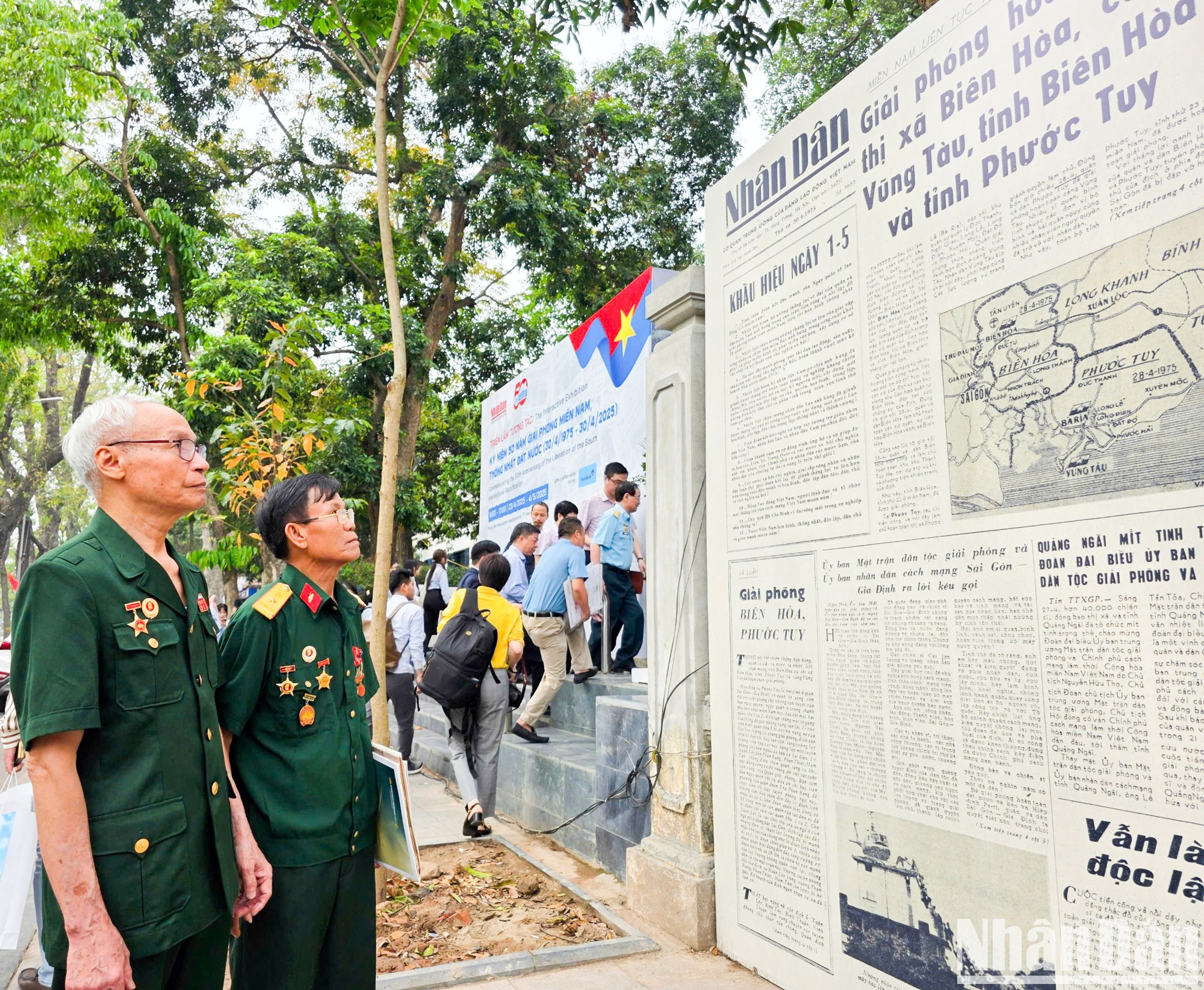 El cabo Lu Van Hoa (izquierda) se conmueve al revivir un momento heroico en el espacio de la exposición.