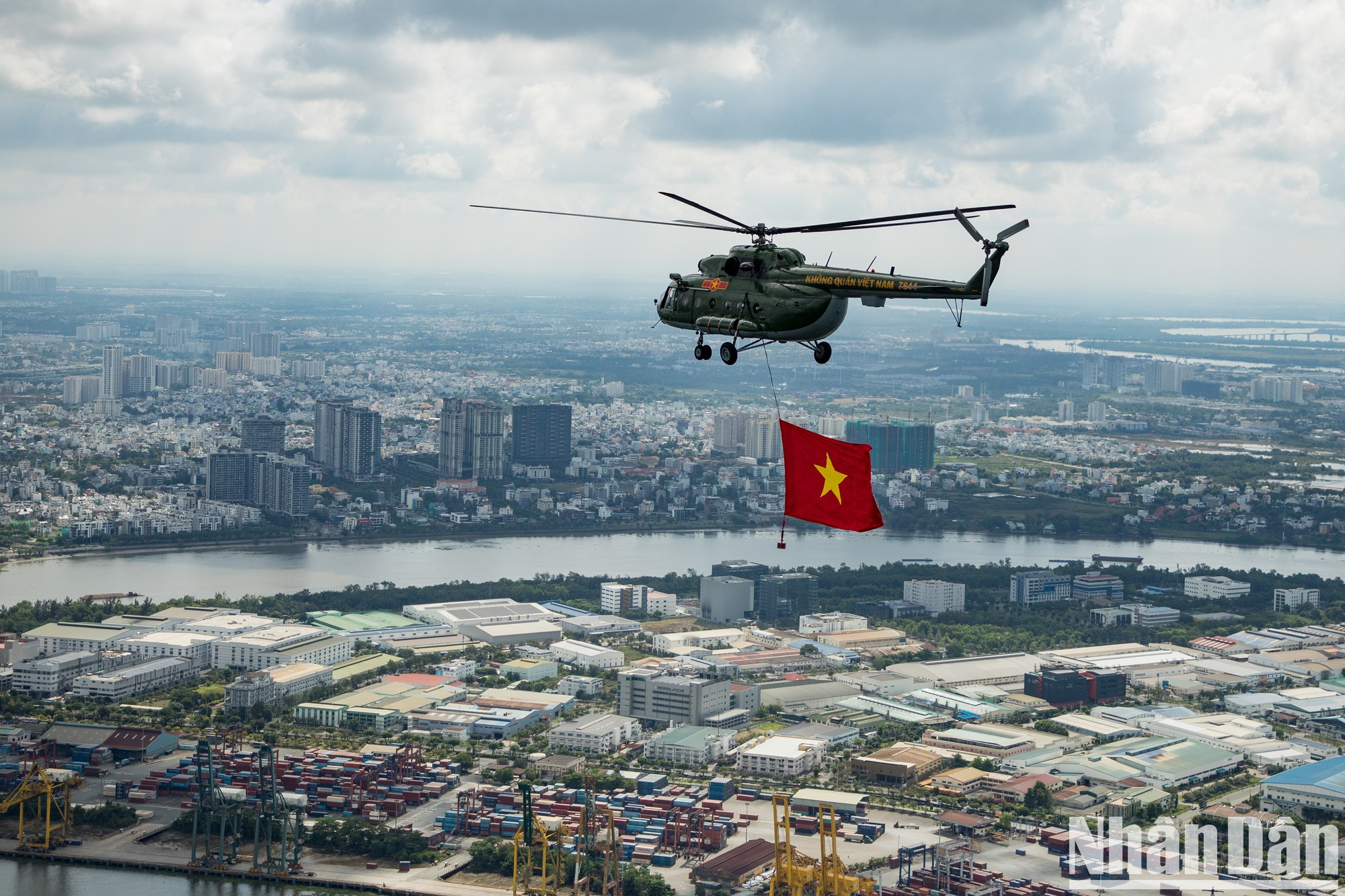 El helicóptero remolca la bandera del Partido desde el Aeropuerto de Bien Hoa hacia el cielo de Ciudad Ho Chi Minh. El helicóptero remolca la bandera del Partido desde el Aeropuerto de Bien Hoa hacia el cielo de Ciudad Ho Chi Minh.