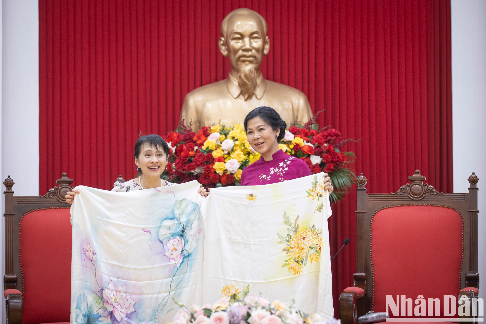 Las dos damas se toman una foto de recuerdo.