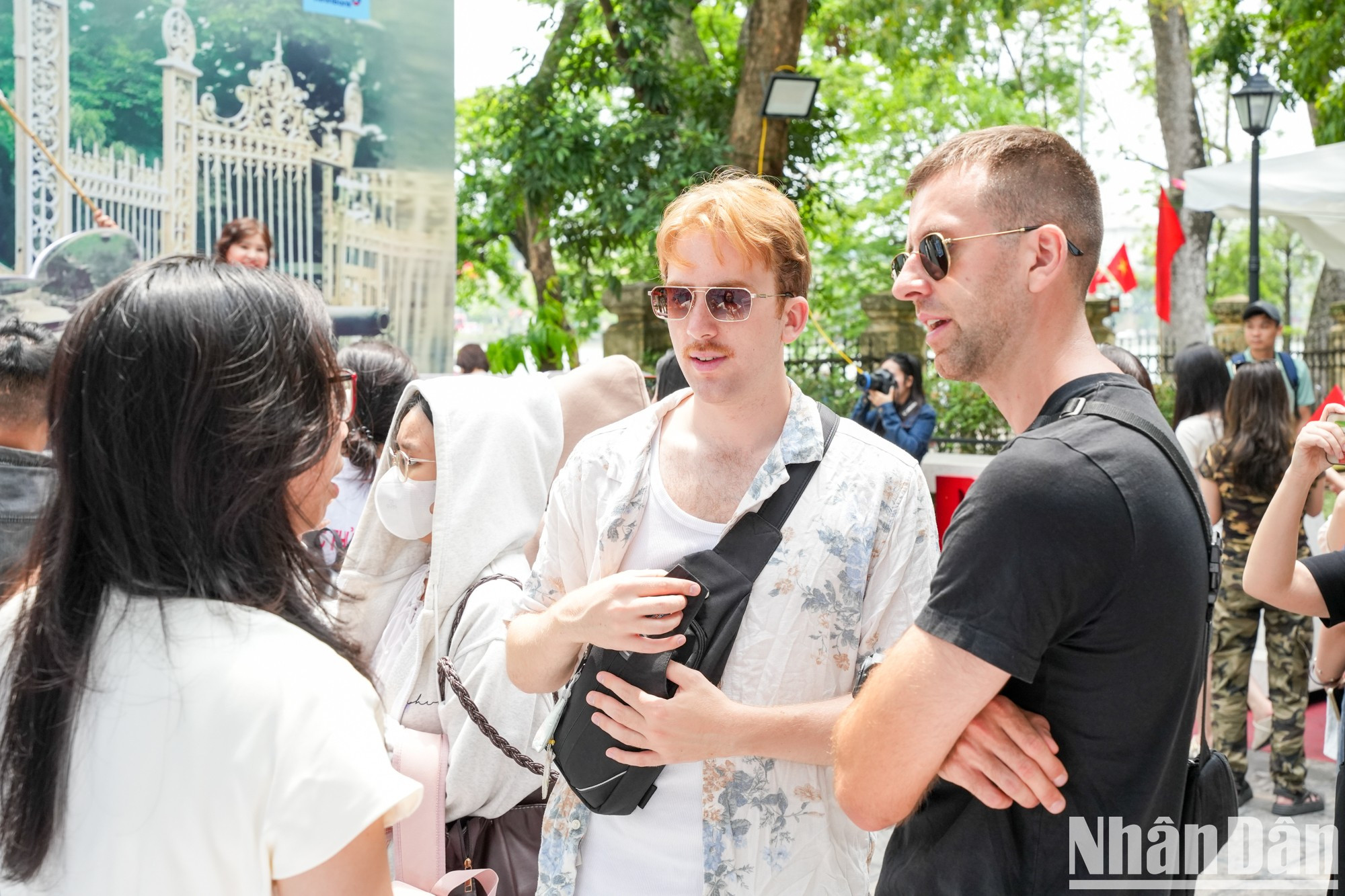 Los periodistas del periódico Nhan Dan ayudan a los visitantes a comprender mejor el significado de la exposición. Los periodistas del periódico Nhan Dan ayudan a los visitantes a comprender mejor el significado de la exposición.