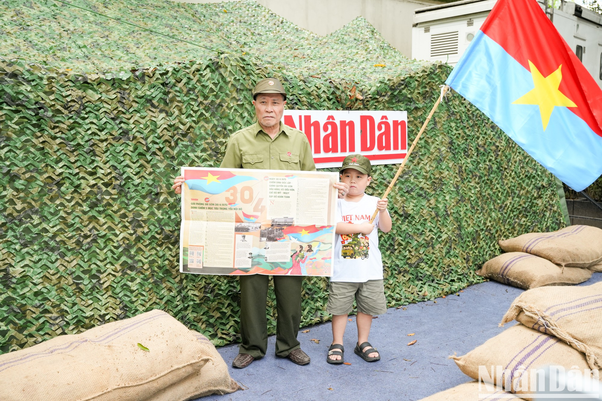 Abuelo y nieto, dos generaciones con el mismo patriotismo.