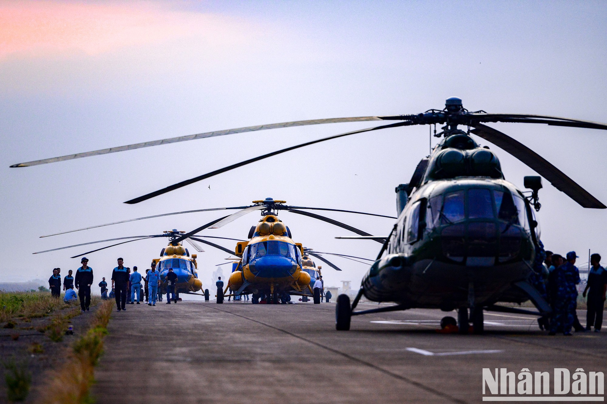 Los helicópteros Mi-171, Mi-17 y Mi-8 son trasladados a su posición en el aeropuerto de Bien Hoa. Los helicópteros Mi-171, Mi-17 y Mi-8 son trasladados a su posición en el aeropuerto de Bien Hoa.