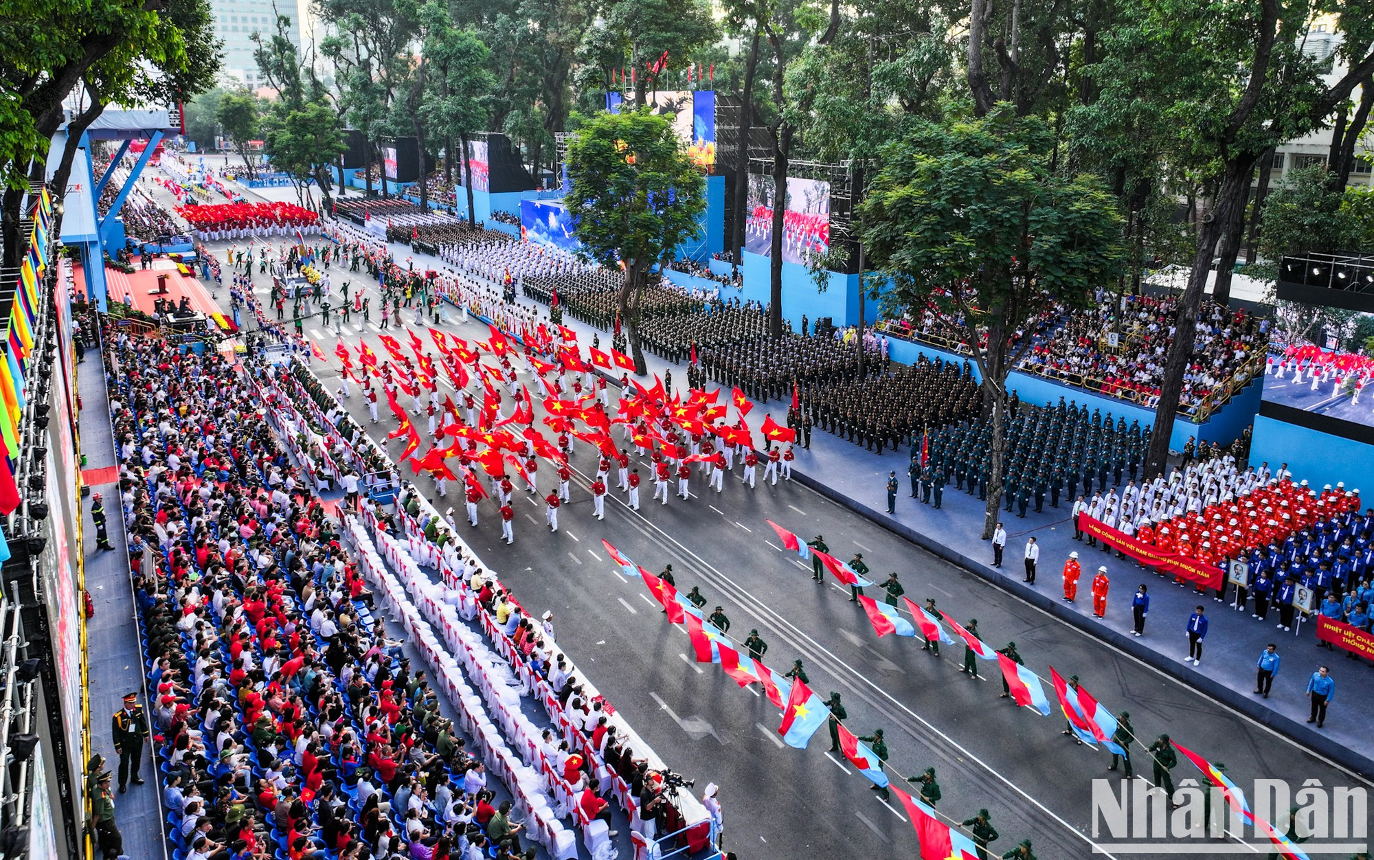 El desfile militar y civil visto desde arriba. El desfile militar y civil visto desde arriba.