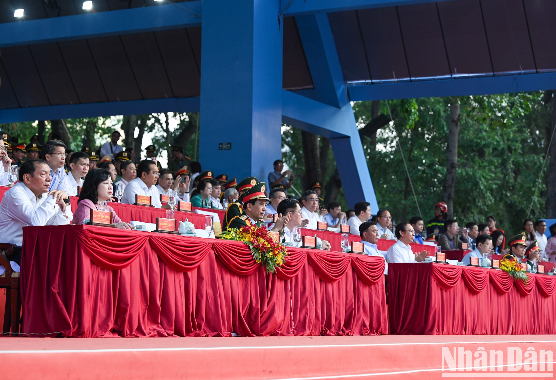 Tran Cam Tu, miembro permanente del Secretariado del Partido Comunista de Vietnam, y otros altos funcionarios del Partido y del Estado en el evento. Tran Cam Tu, miembro permanente del Secretariado del Partido Comunista de Vietnam, y otros altos funcionarios del Partido y del Estado en el evento.