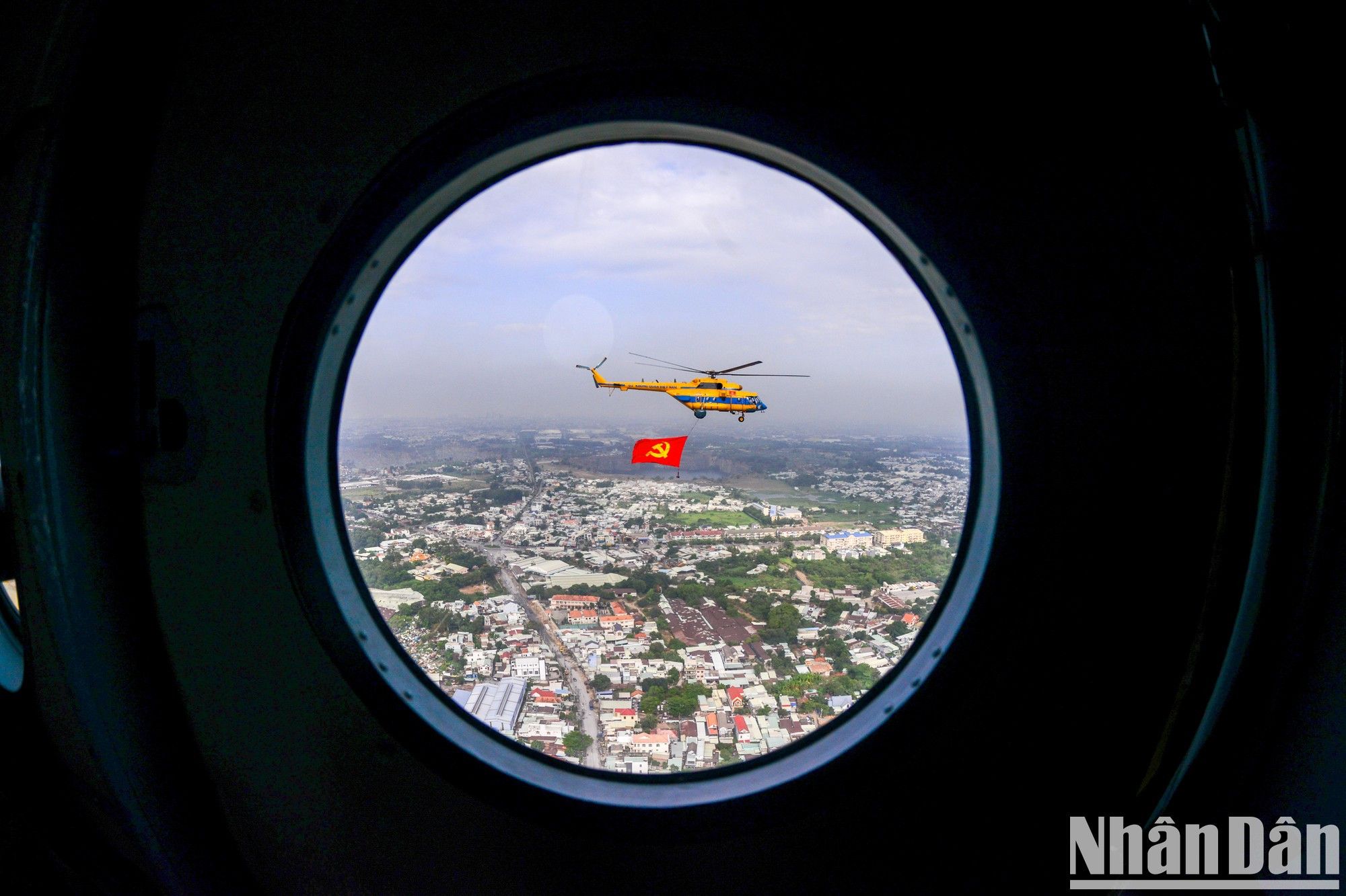 La aparición de helicópteros con las banderas del Partido y de la Patria en los últimos días será un recuerdo especial para los habitantes de Ciudad Ho Chi Minh. La aparición de helicópteros con las banderas del Partido y de la Patria en los últimos días será un recuerdo especial para los habitantes de Ciudad Ho Chi Minh.