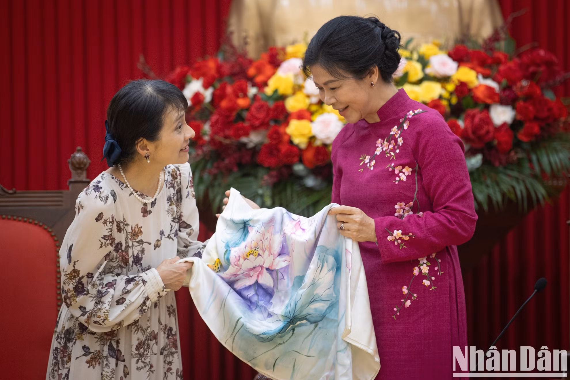La esposa del secretario general del Partido Comunista de Vietnam, Ngo Phuong Ly, entrega a la del primer ministro japonés, Ishiba Yoshiko, un pañuelo de seda estampado con flores de loto y crisantemo.