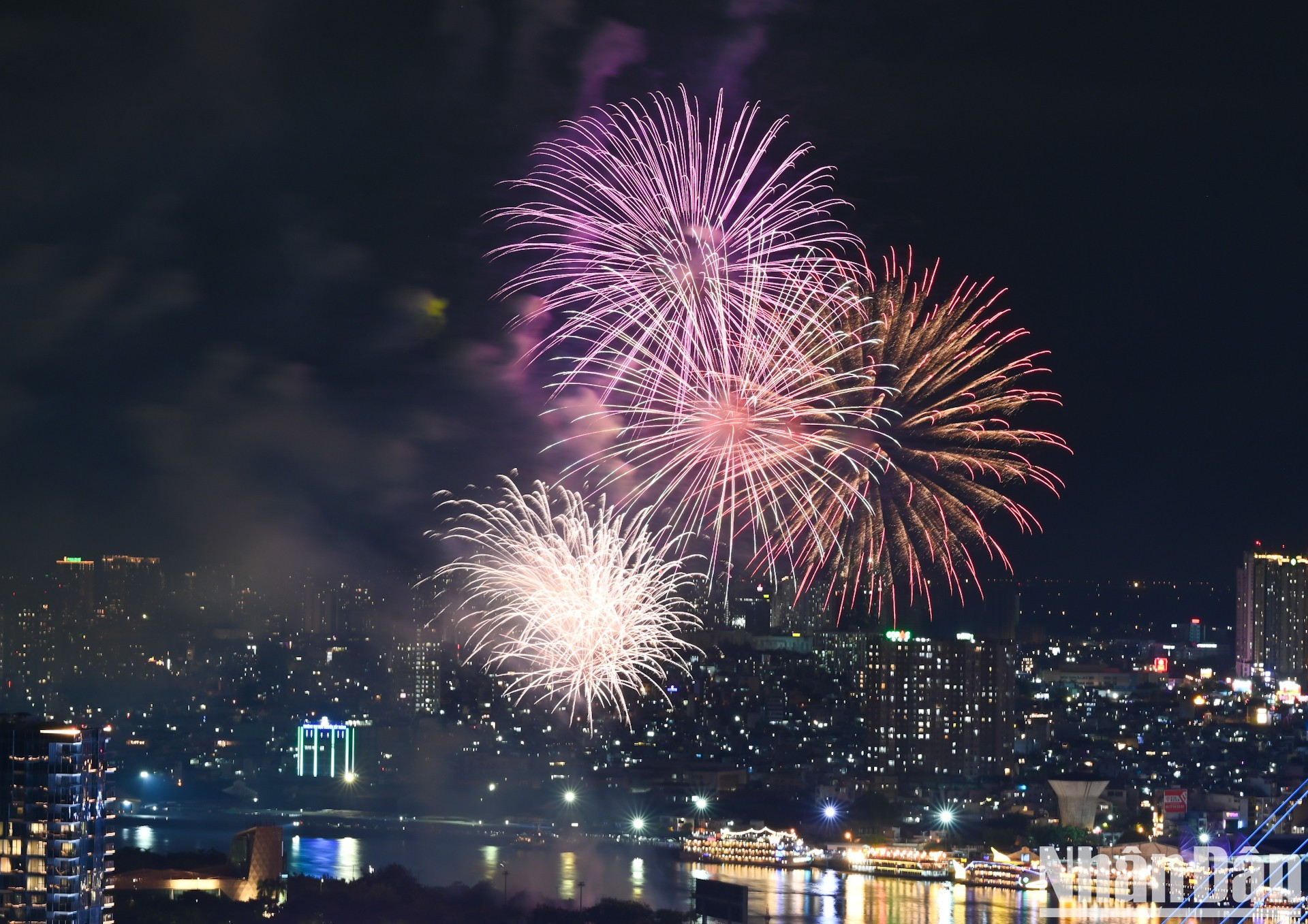 Un hermoso espectáculo de fuegos artificiales en el río Saigón. Un hermoso espectáculo de fuegos artificiales en el río Saigón.