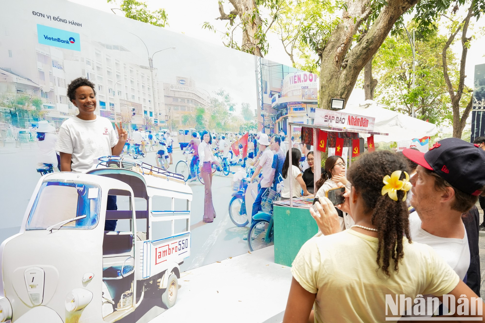 Los visitantes toman fotos en la exposición. Los visitantes toman fotos en la exposición.