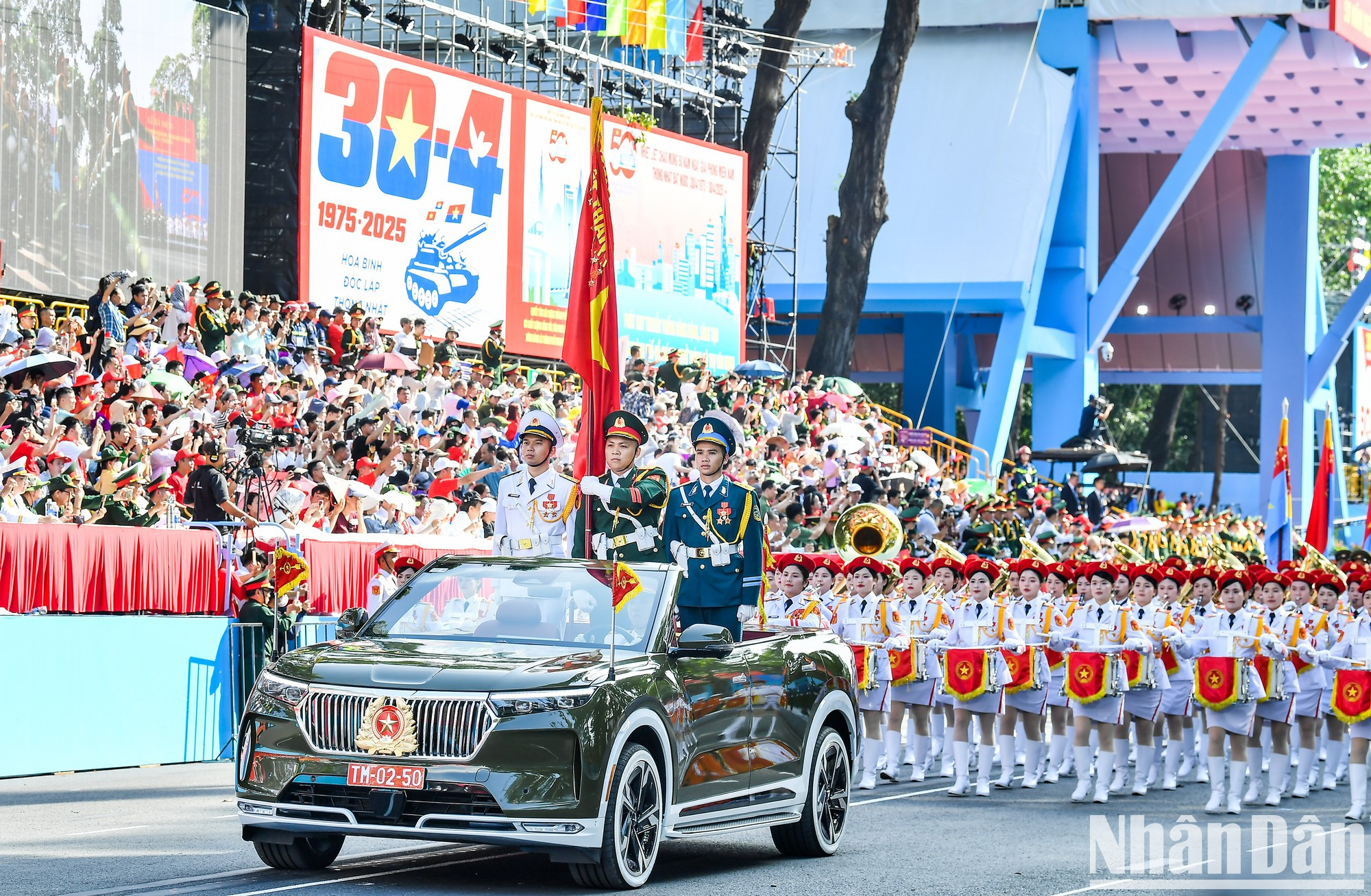Los vehículos de Mando y grupo de la Bandera Militar. Los vehículos de Mando y grupo de la Bandera Militar.