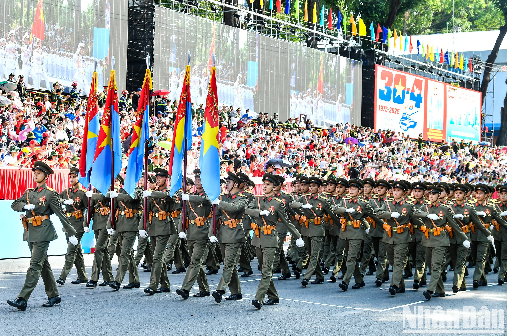 Los oficiales que representan a las cinco columnas militares que entraron en Saigón. Los oficiales que representan a las cinco columnas militares que entraron en Saigón.