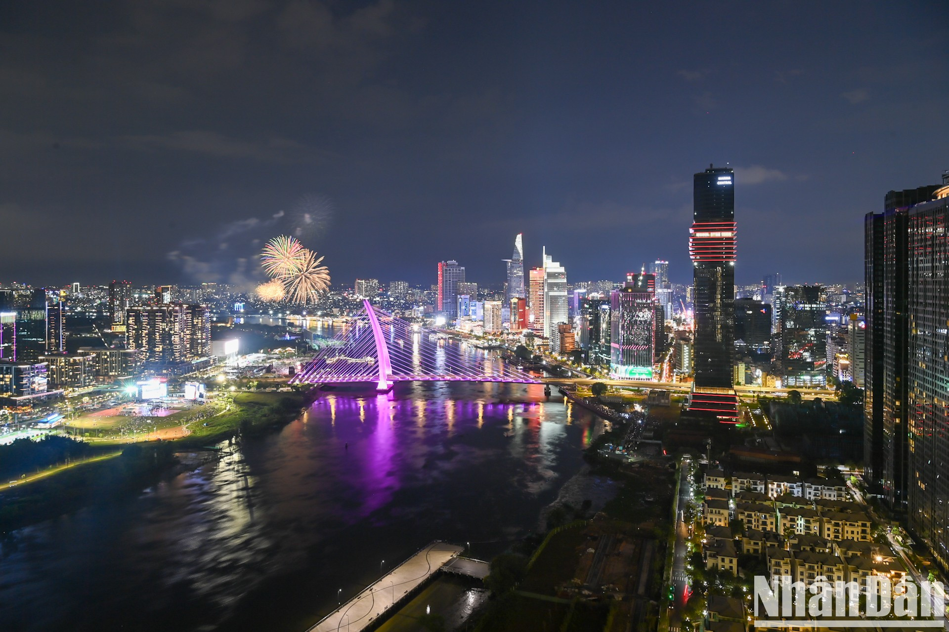 Estas actividades forman parte de la serie de eventos "Colores de la ciudad que lleva el nombre del Tío Ho". El espectáculo de fuegos artificiales a gran altitud se realiza en el Parque Ribereño de Saigón, en la ciudad de Thu Duc. Estas actividades forman parte de la serie de eventos "Colores de la ciudad que lleva el nombre del Tío Ho". El espectáculo de fuegos artificiales a gran altitud se realiza en el Parque Ribereño de Saigón, en la ciudad de Thu Duc.