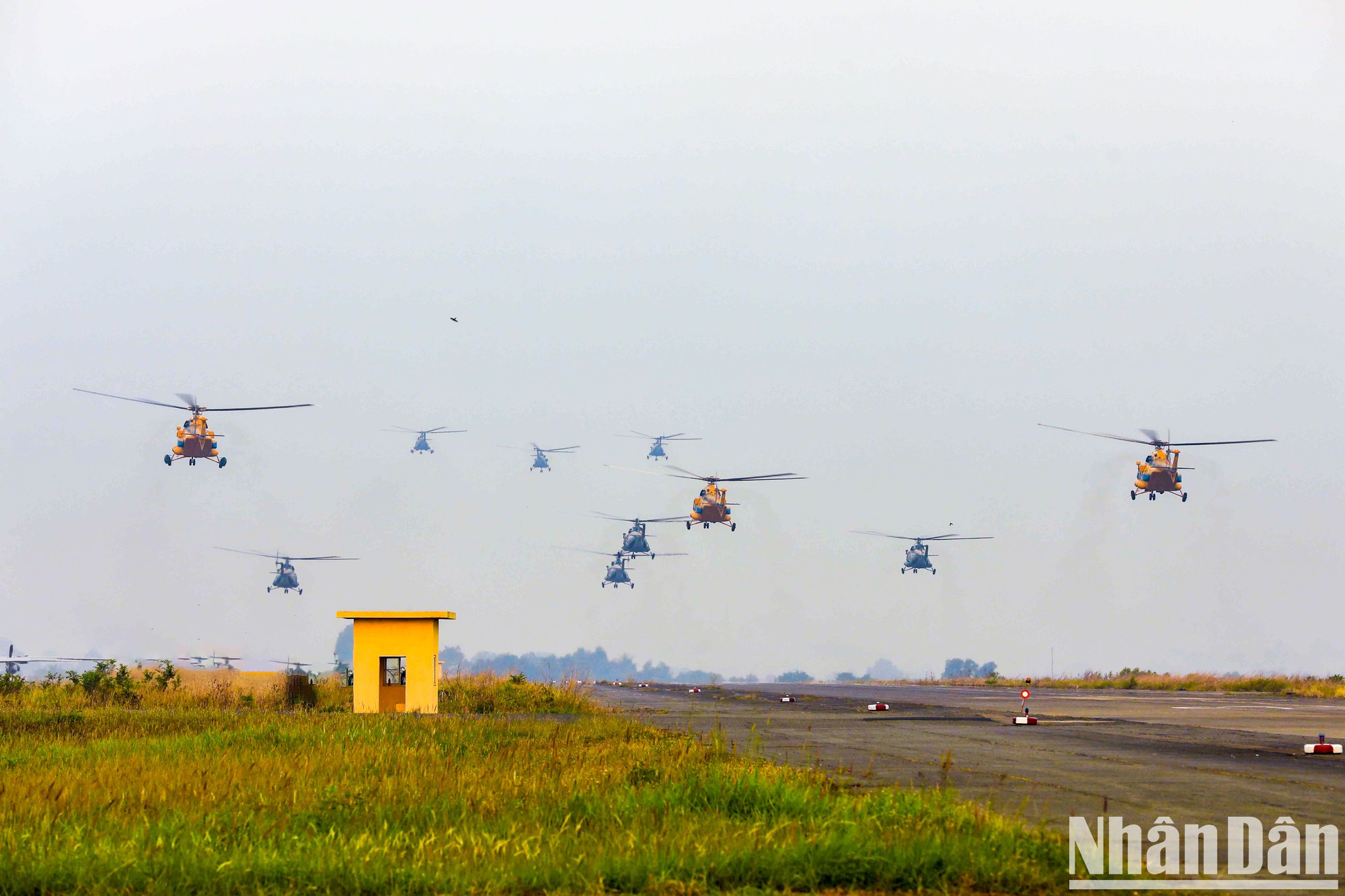 Los helicópteros reciben la orden de despegar a la altitud y distancia indicadas por el comandante del vuelo. Los helicópteros reciben la orden de despegar a la altitud y distancia indicadas por el comandante del vuelo.