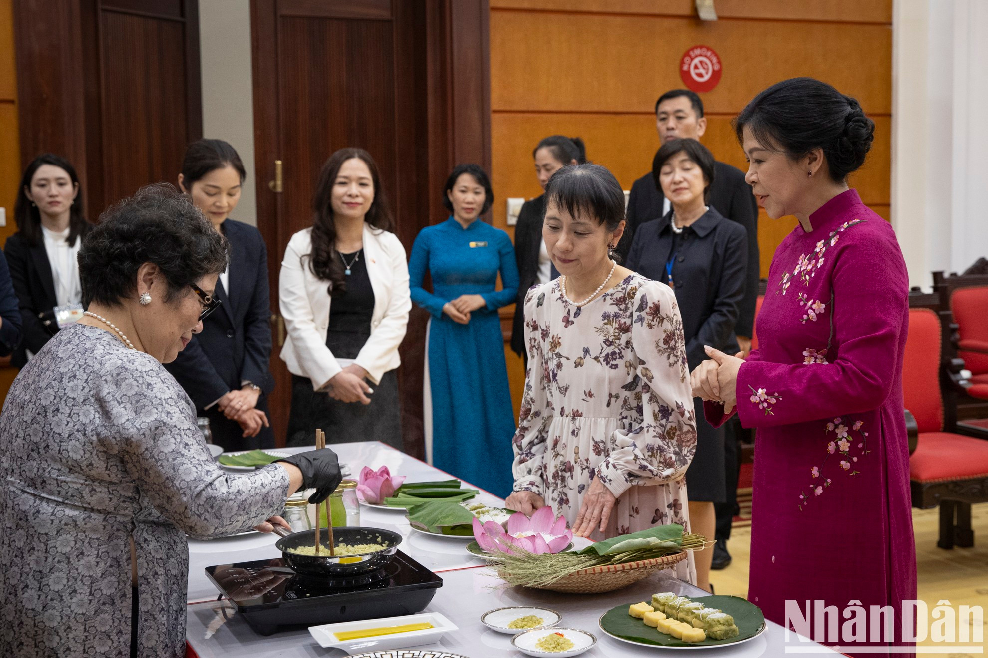 Las dos damas elaboran “banh com”.