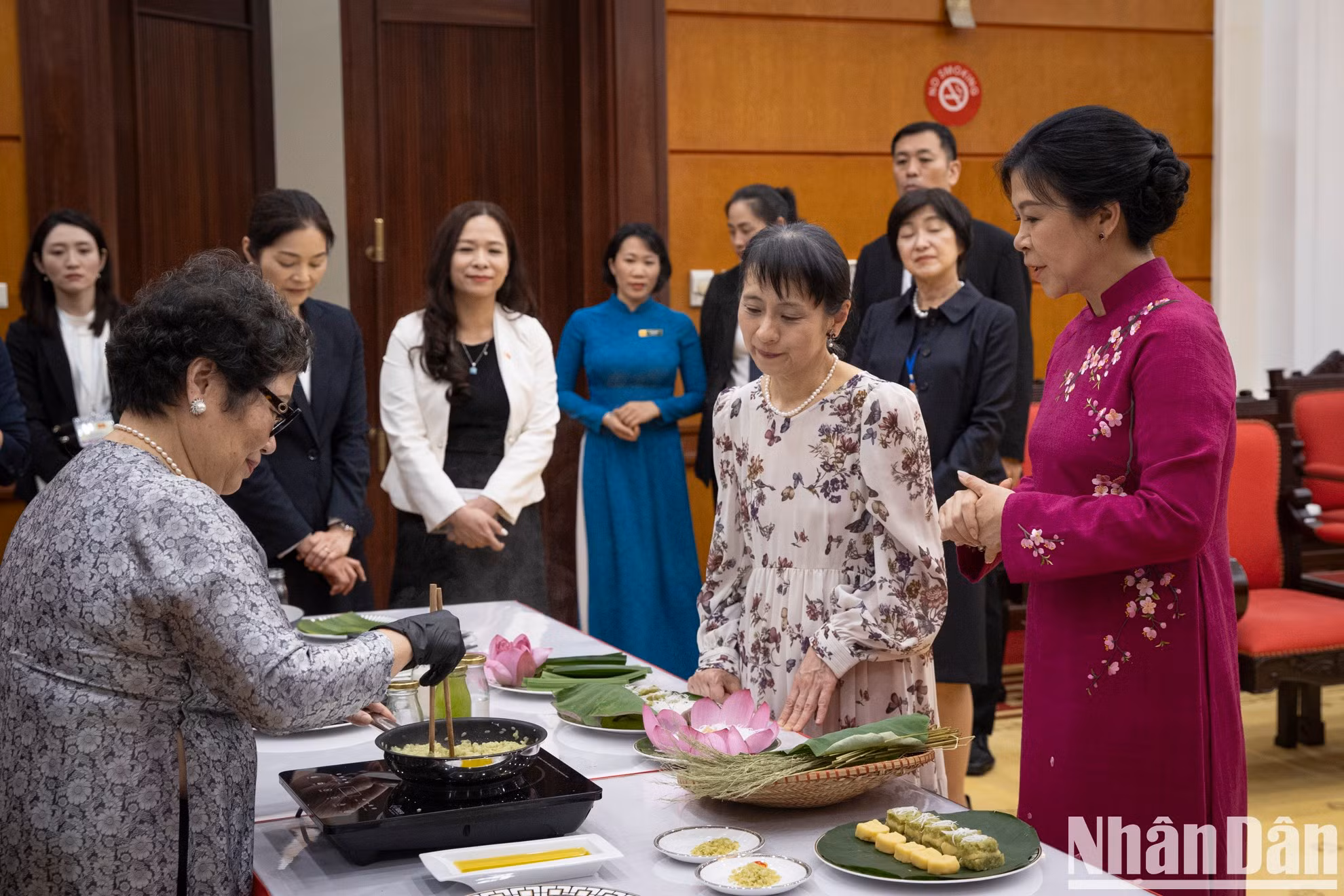 Las dos damas elaboran “banh com”.