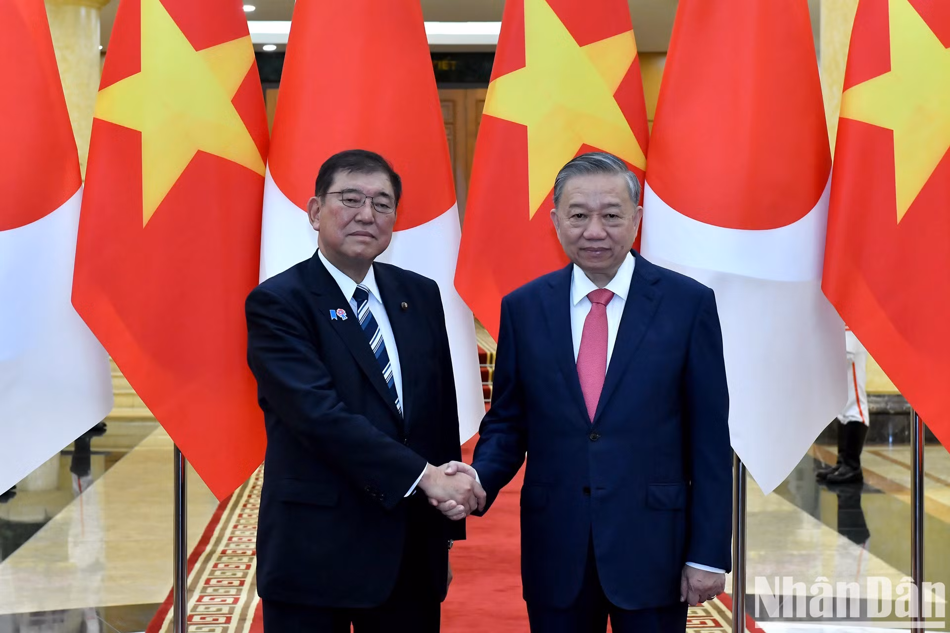El secretario general del Partido Comunista de Vietnam, To Lam, y el primer ministro japonés, Ishiba Shigeru.