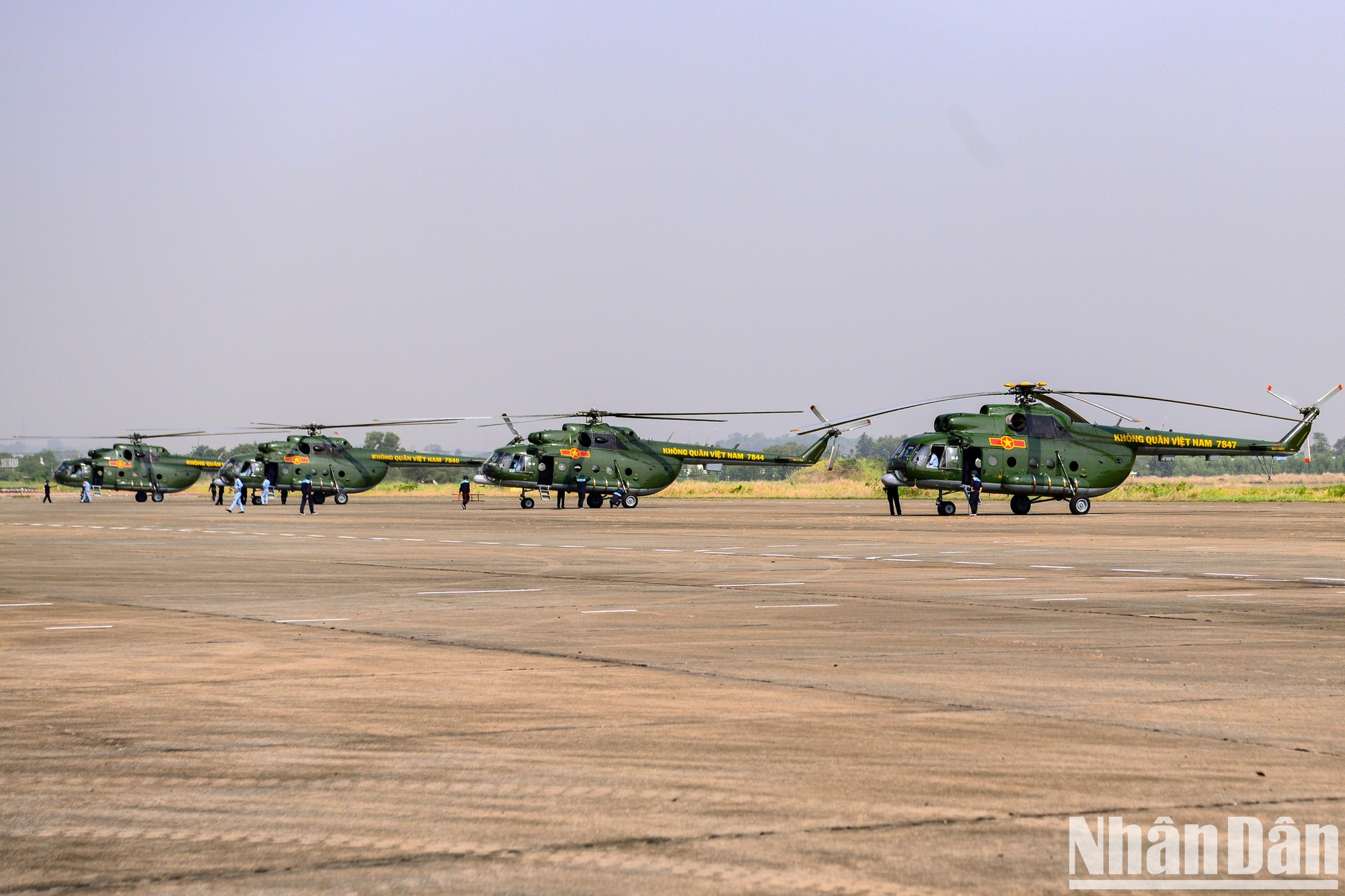 Las tripulaciones que participan en el vuelo especial pertenecían a las 917º 916º y 930º y Divisiones de helicópteros. Las tripulaciones que participan en el vuelo especial pertenecían a las 917º 916º y 930º y Divisiones de helicópteros.