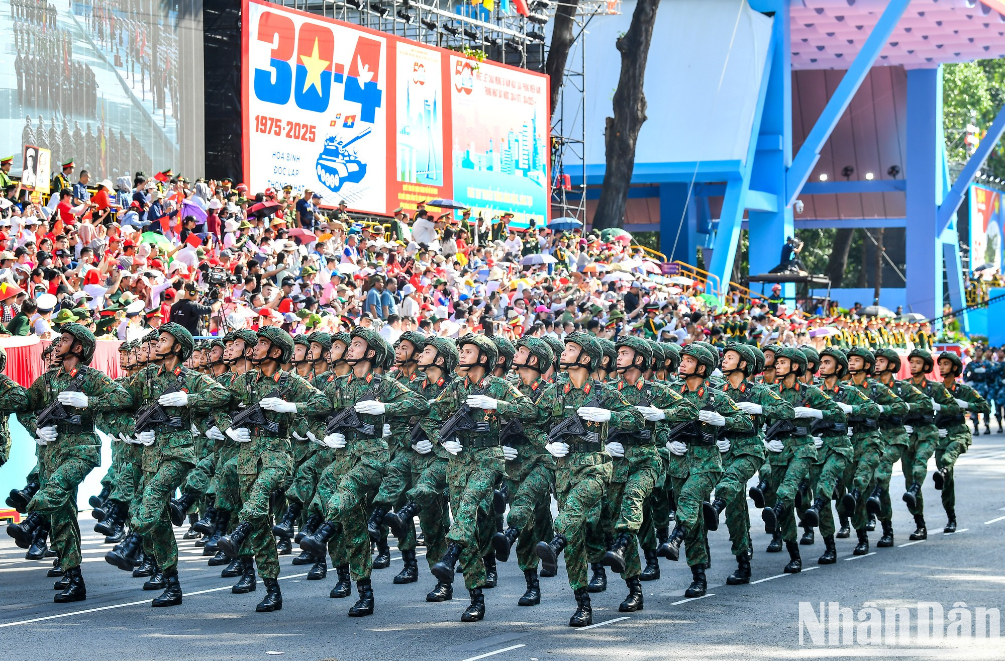 Los soldados de guerra electrónica. Los soldados de guerra electrónica.