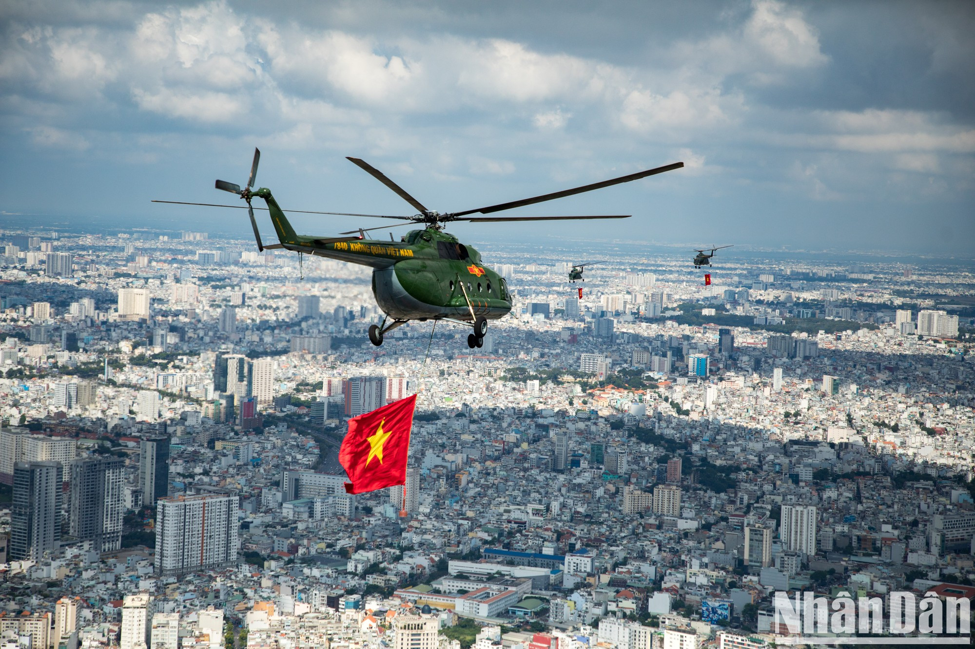 Diez helicópteros vuelan con las banderas del Partido y de la Patria en el cielo de Ciudad Ho Chi Minh. Diez helicópteros vuelan con las banderas del Partido y de la Patria en el cielo de Ciudad Ho Chi Minh.