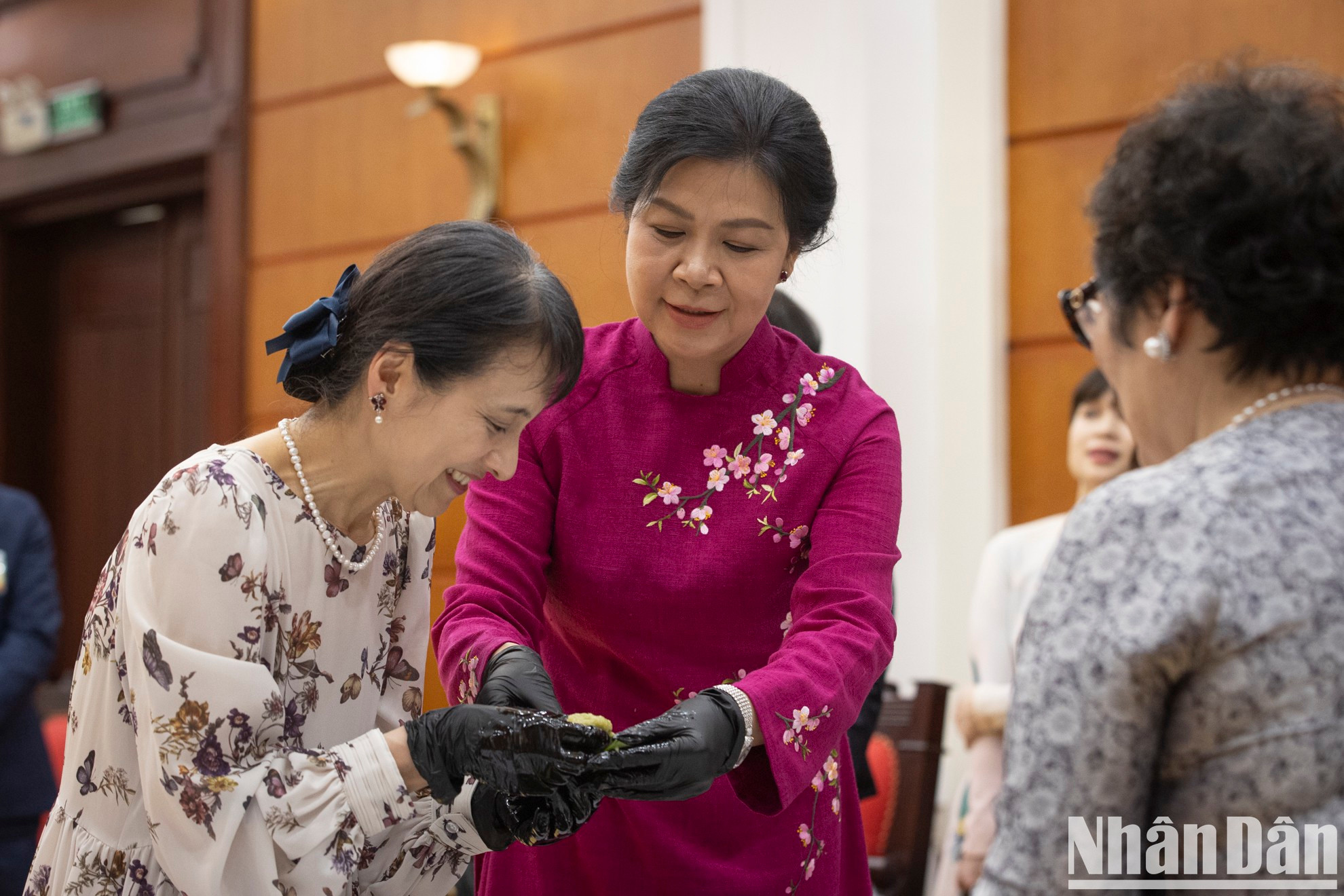 Las dos damas elaboran pasteles de arroz verde.