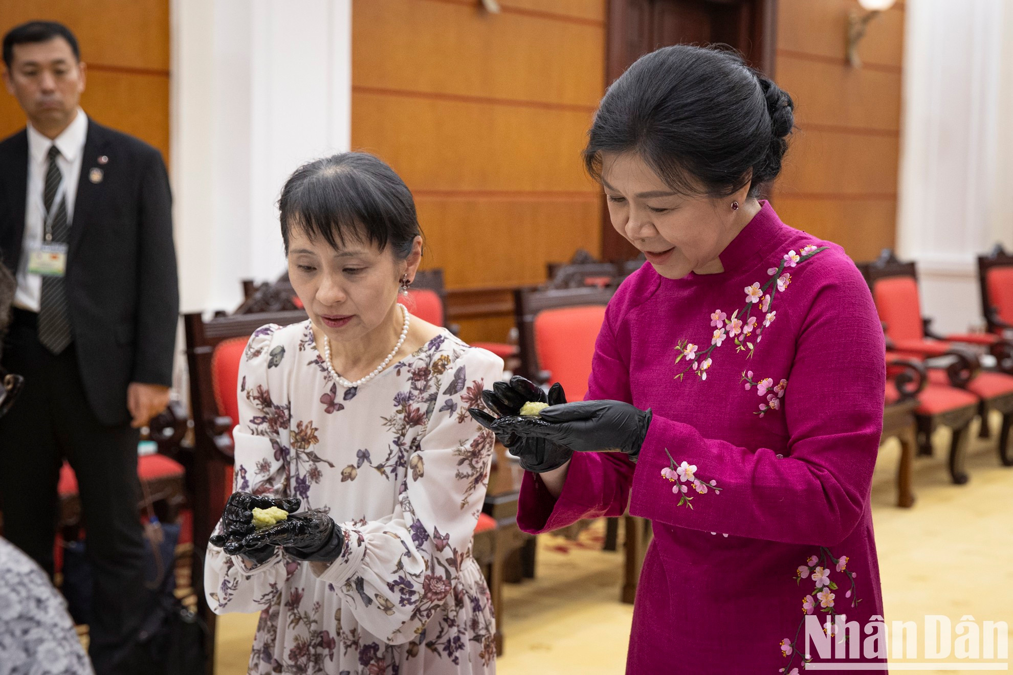 Los pasteles de arroz verde son productos elaborados con granos jóvenes de arroz glutinoso. Es una especialidad rural del pueblo vietnamita.