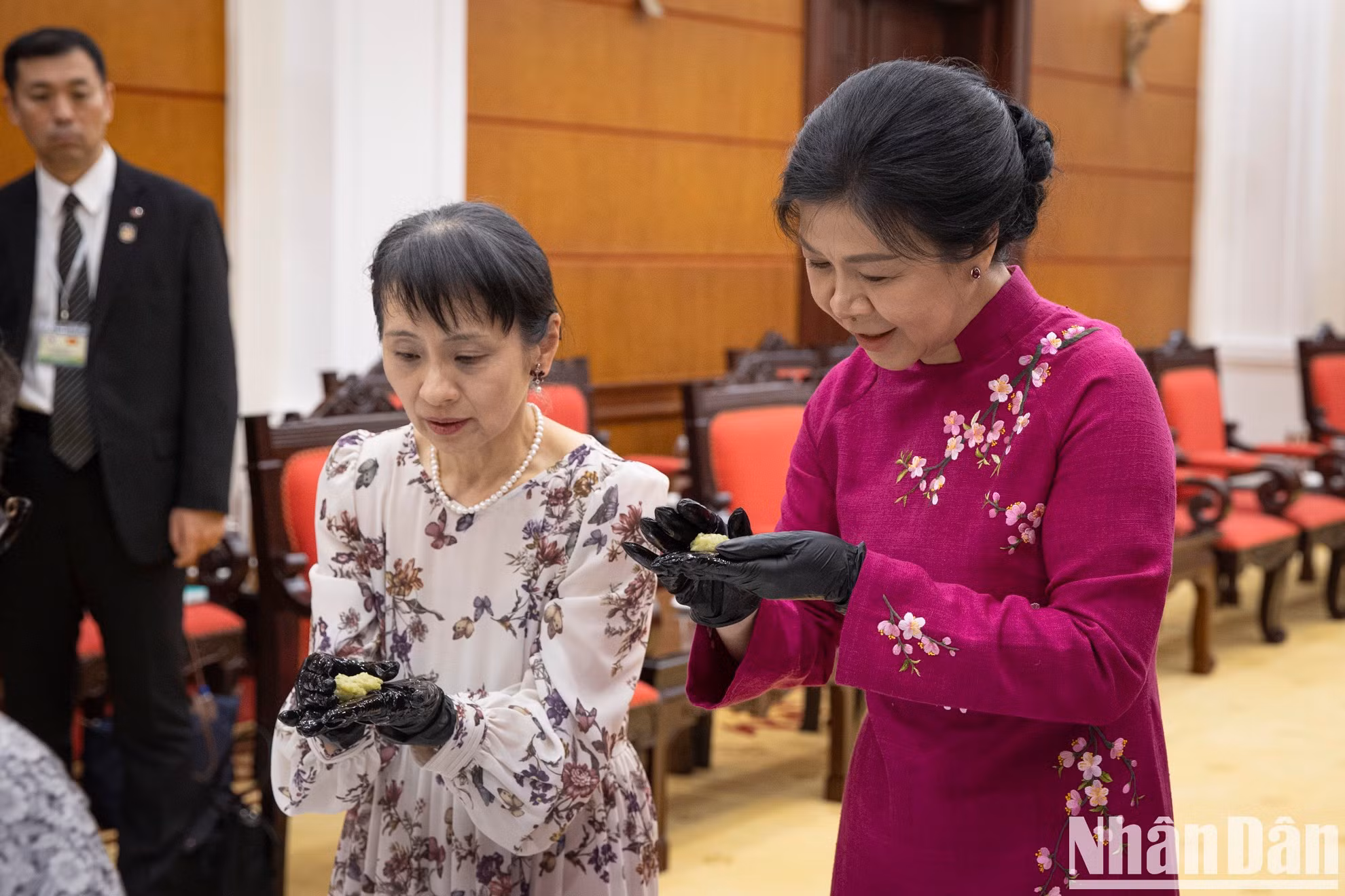 Los pasteles de arroz verde son productos elaborados con granos jóvenes de arroz glutinoso. Es una especialidad rural del pueblo vietnamita.