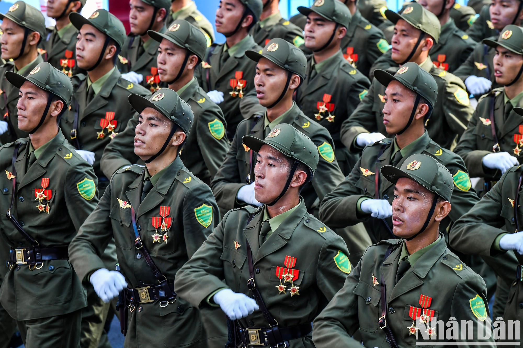 Gotas de sudor en los rostros de los soldados. Gotas de sudor en los rostros de los soldados.