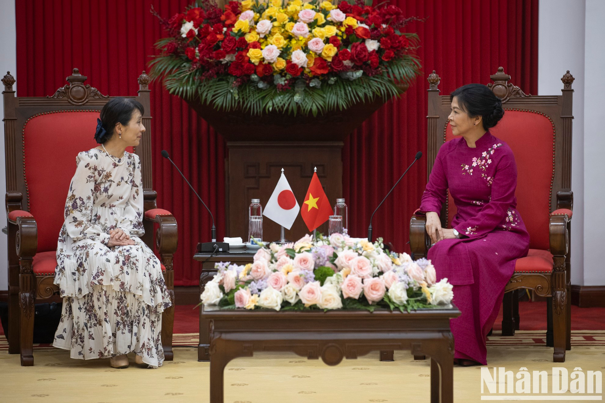 Las esposas del secretario general del Partido Comunista de Vietnam, Ngo Phuong Ly, y del primer ministro japonés, Ishiba Yoshiko, en la reunión.
