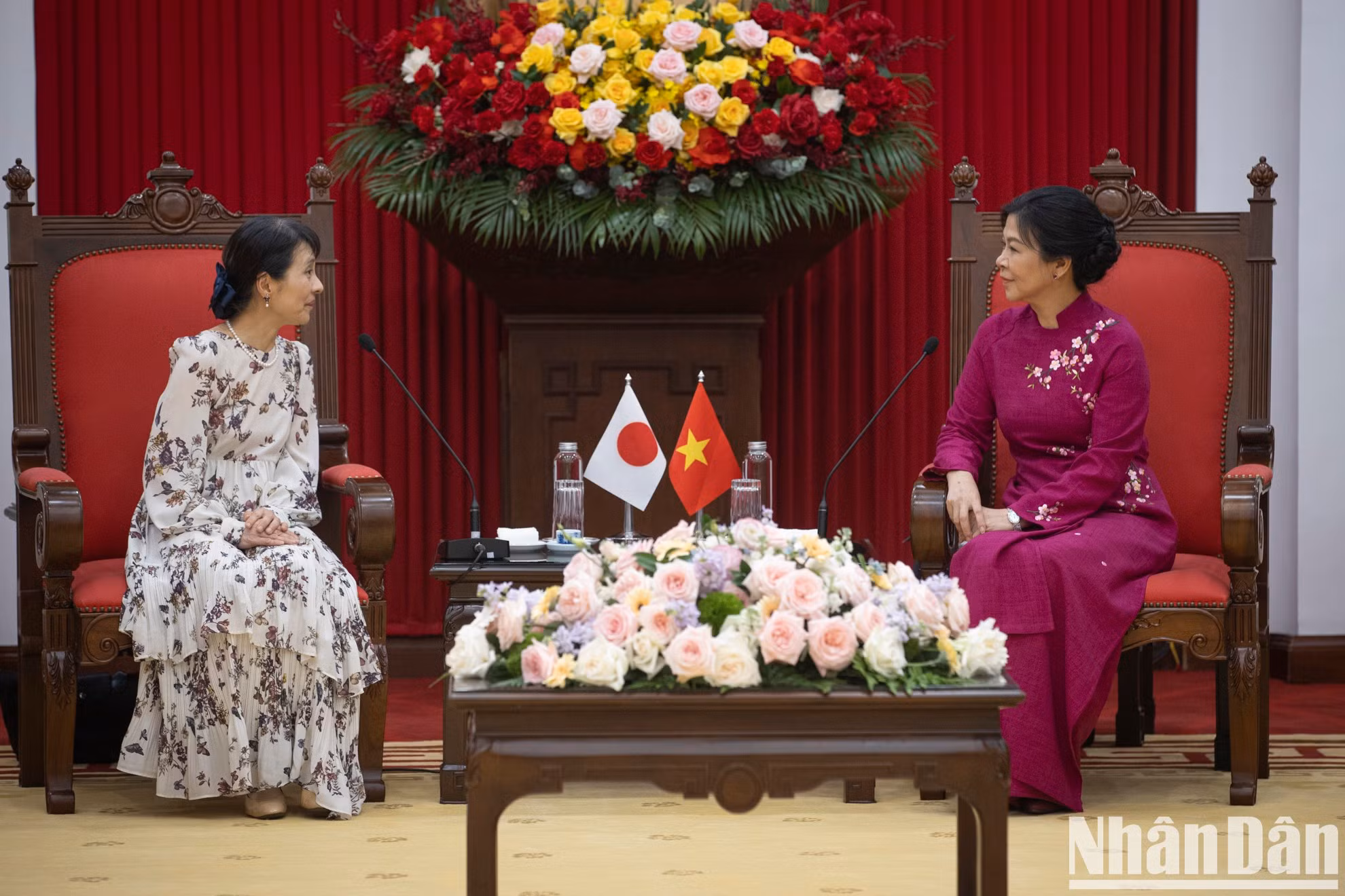 Las esposas del secretario general del Partido Comunista de Vietnam, Ngo Phuong Ly, y del primer ministro japonés, Ishiba Yoshiko, en la reunión.