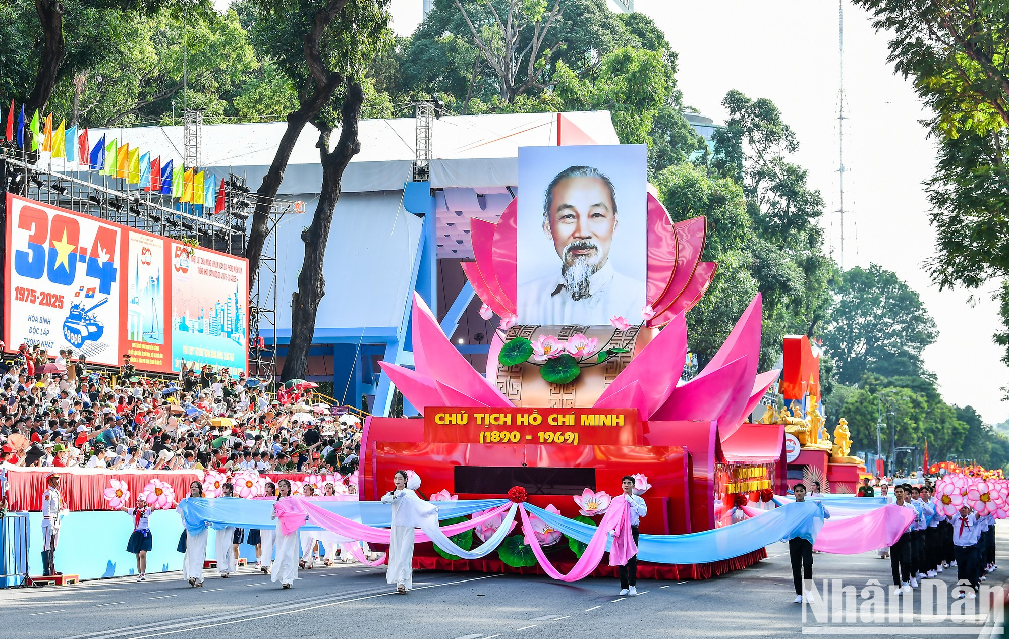 La carroza con el retrato del Presidente Ho Chi Minh entra al escenario. La carroza con el retrato del Presidente Ho Chi Minh entra al escenario.