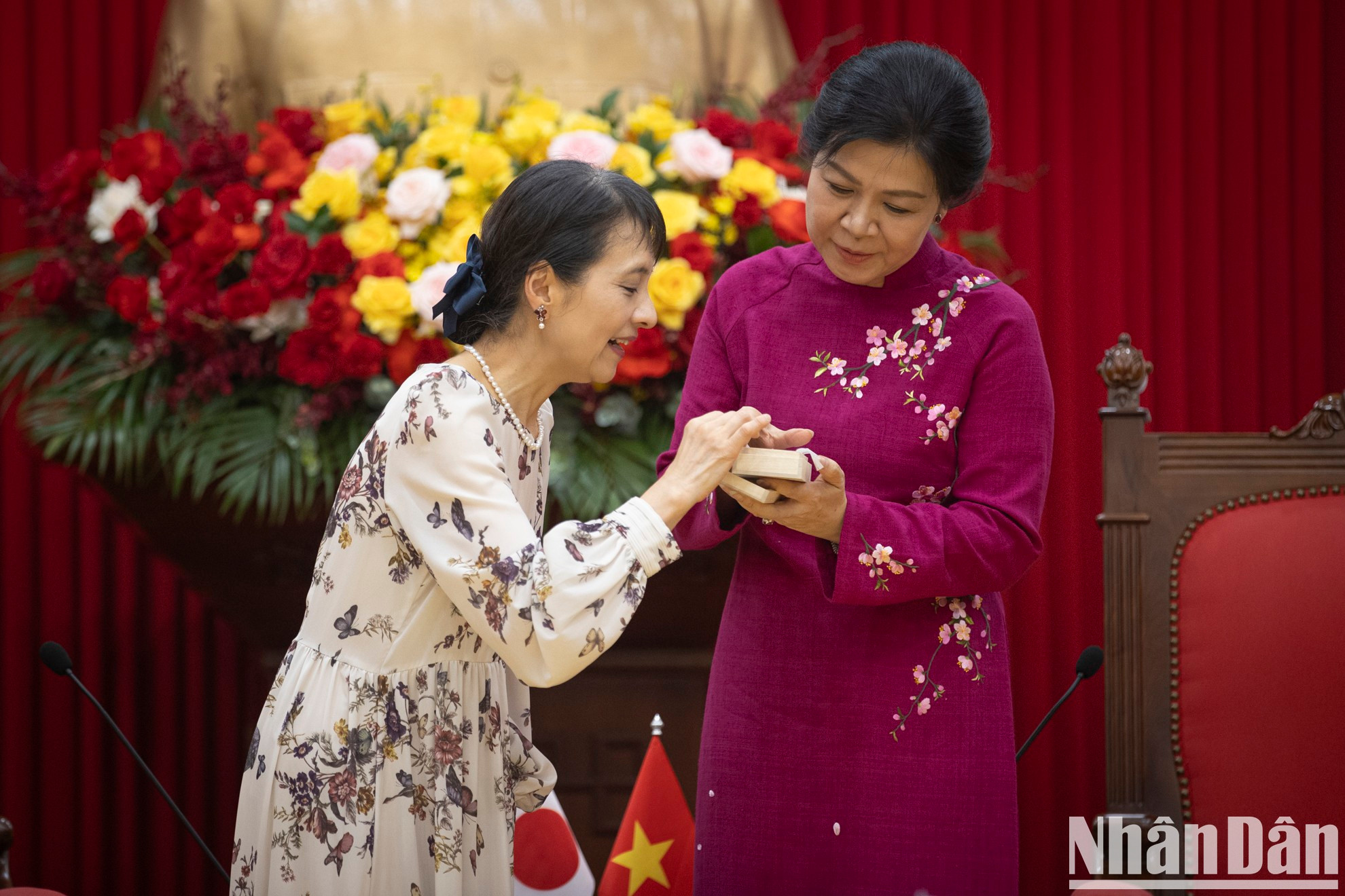 La esposa del primer ministro japonés, Ishiba Yoshiko, entrega un regalo a la del secretario general del Partido Comunista de Vietnam, Ngo Phuong Ly.