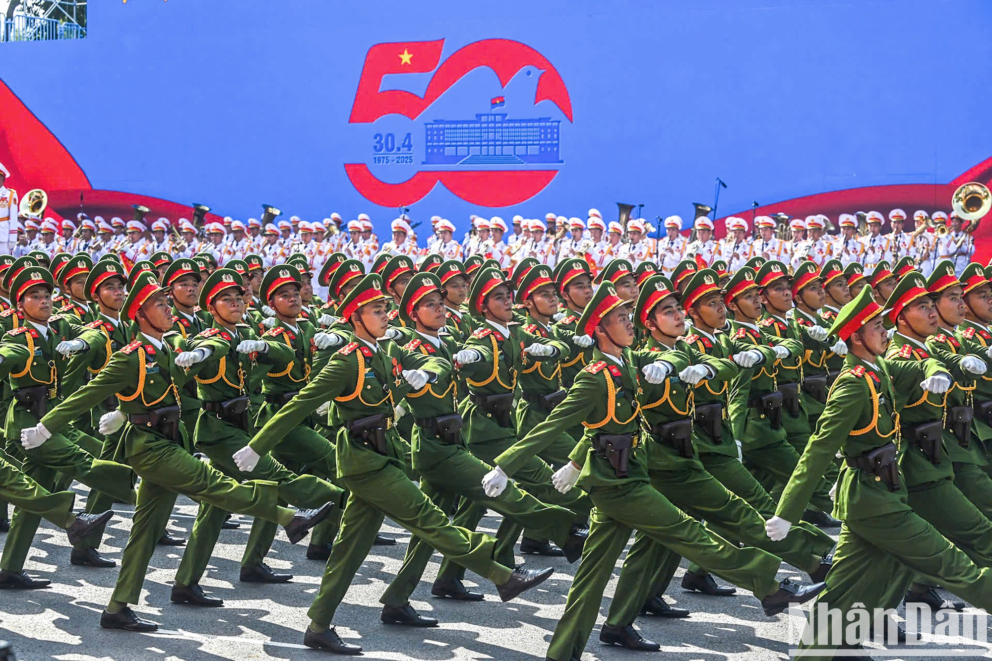 En el ensayo del desfile participan 38 grupos de las fuerzas armadas y 12 grupos de representantes de organizaciones de masas. En el ensayo del desfile participan 38 grupos de las fuerzas armadas y 12 grupos de representantes de organizaciones de masas.