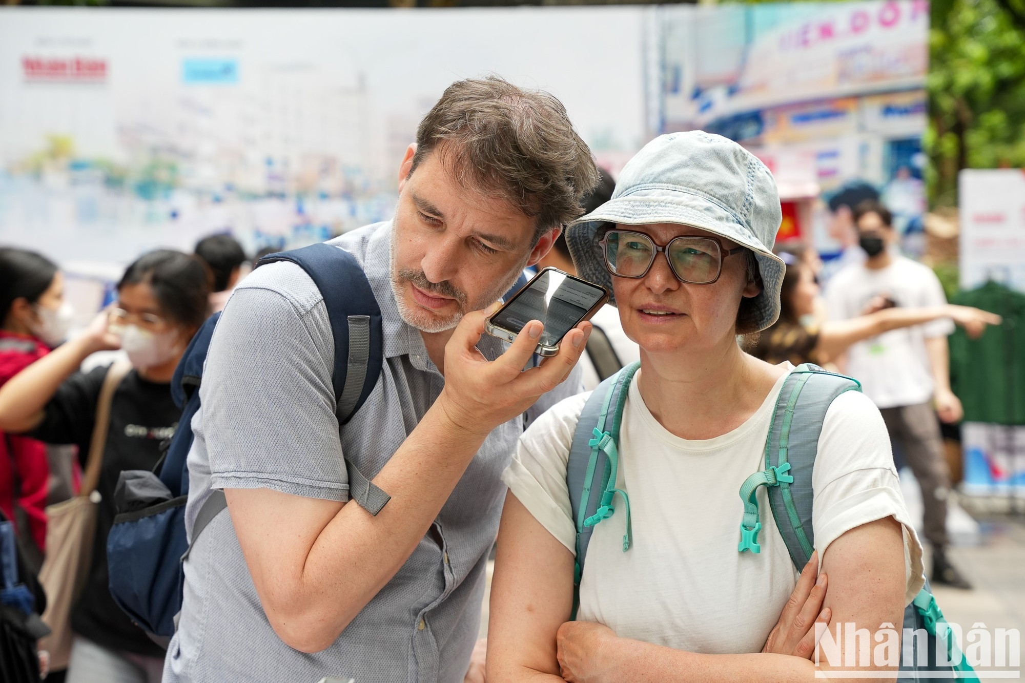 Dos visitantes foráneos escuchan explicaciones sobre las batallas para recuperar la independencia del pueblo vietnamita. Dos visitantes foráneos escuchan explicaciones sobre las batallas para recuperar la independencia del pueblo vietnamita.