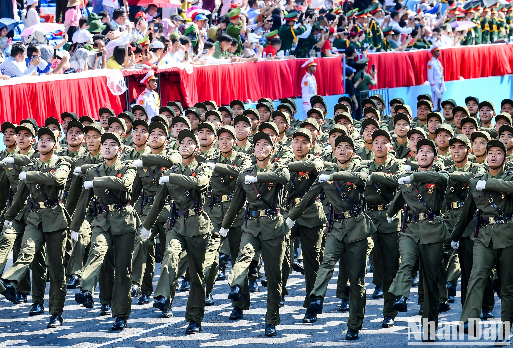 La fuerza que participa en la protección de la seguridad y el orden a nivel de base. La fuerza que participa en la protección de la seguridad y el orden a nivel de base.