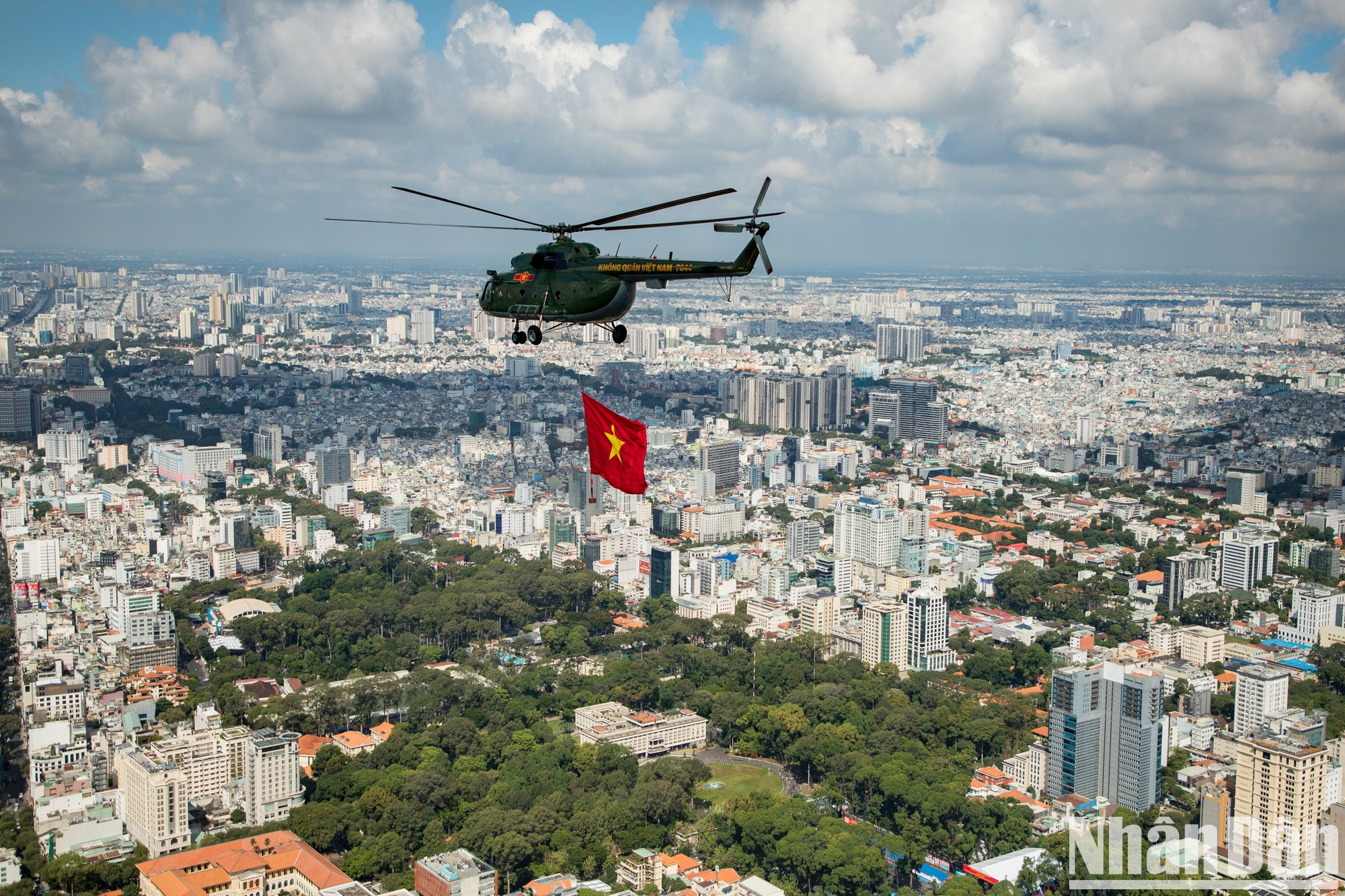 La ruta de vuelo prevista es Aeropuerto Militar de Bien Hoa (Dong Nai) - Ciudad de Thu Duc - Puente de Saigón - Palacio de la Independencia - Muelle de Bach Dang, y del centro del Distrito 1 (Ciudad de Ho Chi Minh) para sobrevolar el río Saigón hasta la ciudad de Thu Dau Mot (Binh Duong) y regreso al Aeropuerto Militar de Bien Hoa. La ruta de vuelo prevista es Aeropuerto Militar de Bien Hoa (Dong Nai) - Ciudad de Thu Duc - Puente de Saigón - Palacio de la Independencia - Muelle de Bach Dang, y del centro del Distrito 1 (Ciudad de Ho Chi Minh) para sobrevolar el río Saigón hasta la ciudad de Thu Dau Mot (Binh Duong) y regreso al Aeropuerto Militar de Bien Hoa.