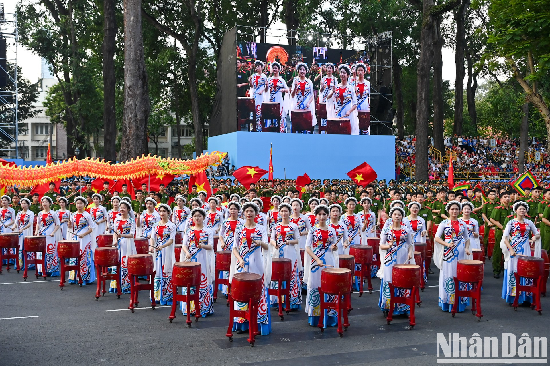La actuación de tambores "La epopeya de la victoria" de los miembros de la Academia de Policía Popular. La actuación de tambores "La epopeya de la victoria" de los miembros de la Academia de Policía Popular.