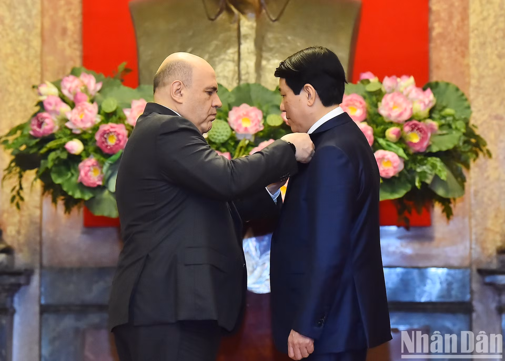 El primer ministro ruso, Mijaíl Vladimirovich Mishustin, entrega la Medalla de la Amistad del Estado de Rusia al presidente vietnamita, Luong Cuong.
