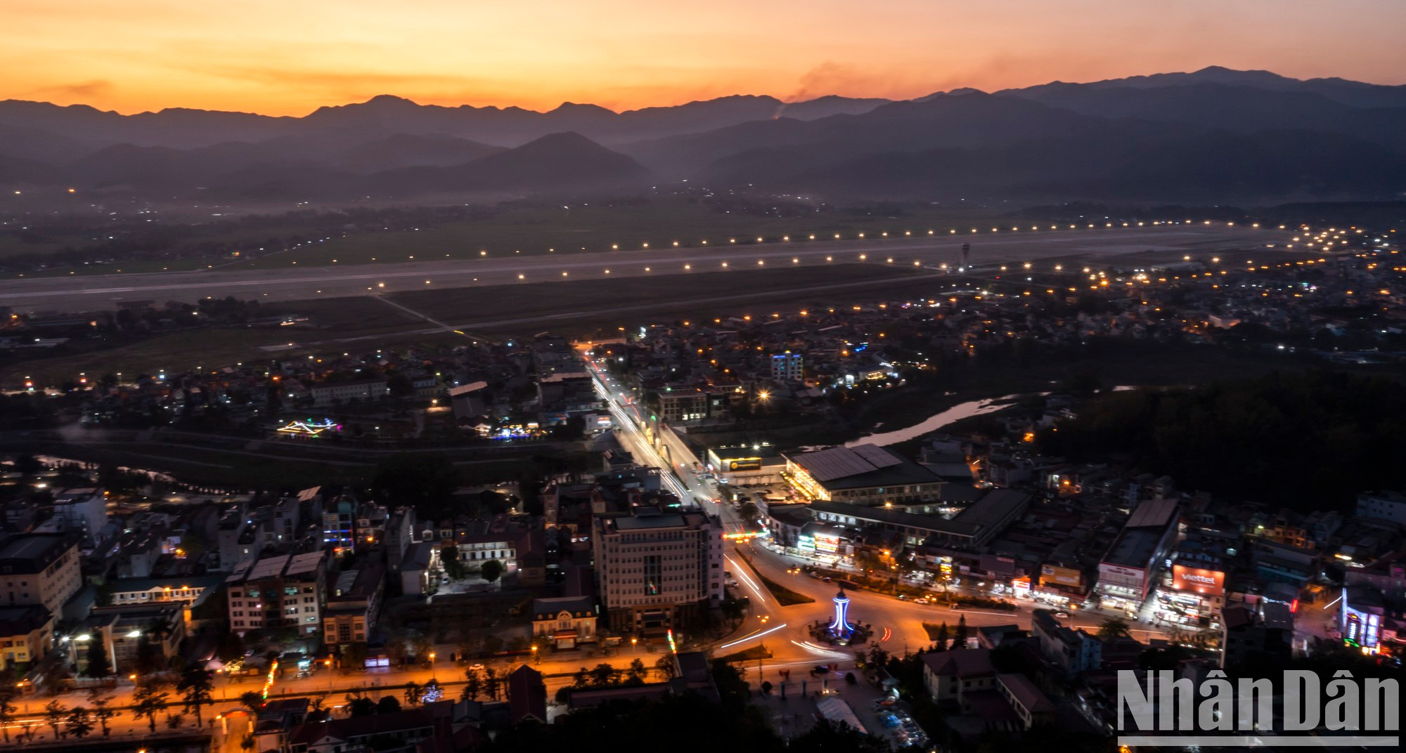 La ciudad de Dien Bien Phu por la noche vista desde arriba. La ciudad de Dien Bien Phu por la noche vista desde arriba.
