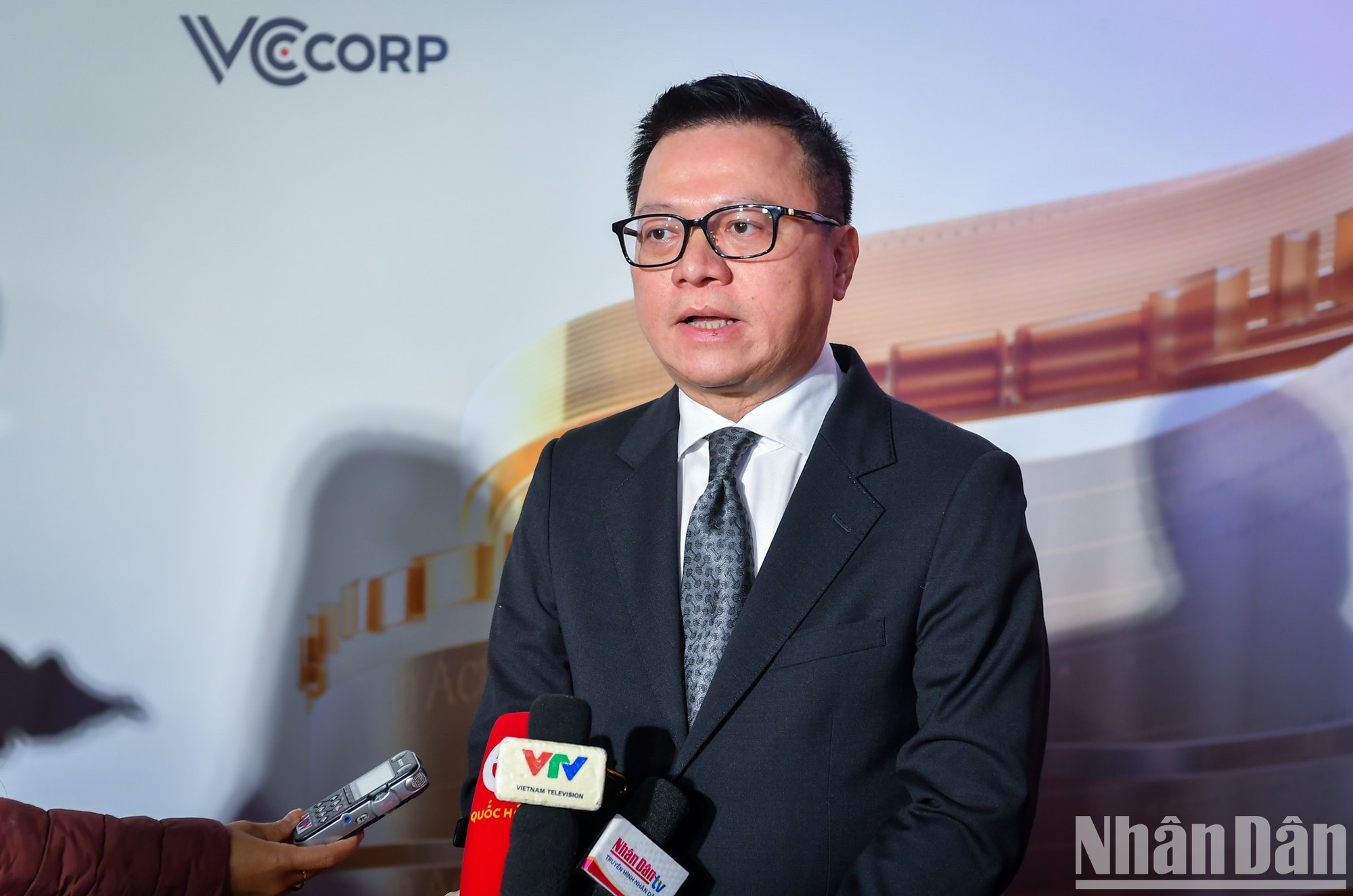 Le Quoc Minh, subjefe de la Comisión de Comunicación y Educación del Comité Central del Partido Comunista de Vietnam, presidente-editor del periódico Nhan Dan, titular de la Asociación de Periodistas del país, y jefe del Comité Organizador del Premio, responde a la prensa.