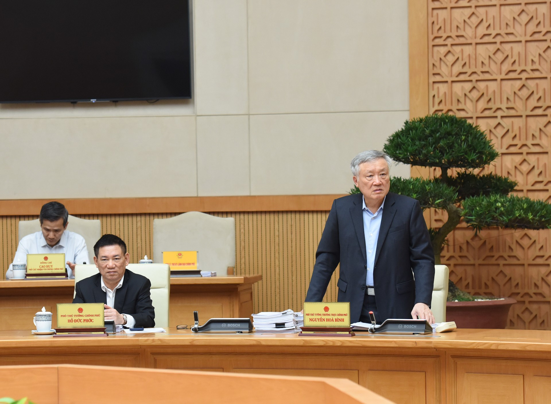 El viceprimer ministro permanente, Nguyen Hoa Binh, expresa su opinión. El viceprimer ministro permanente, Nguyen Hoa Binh, expresa su opinión.