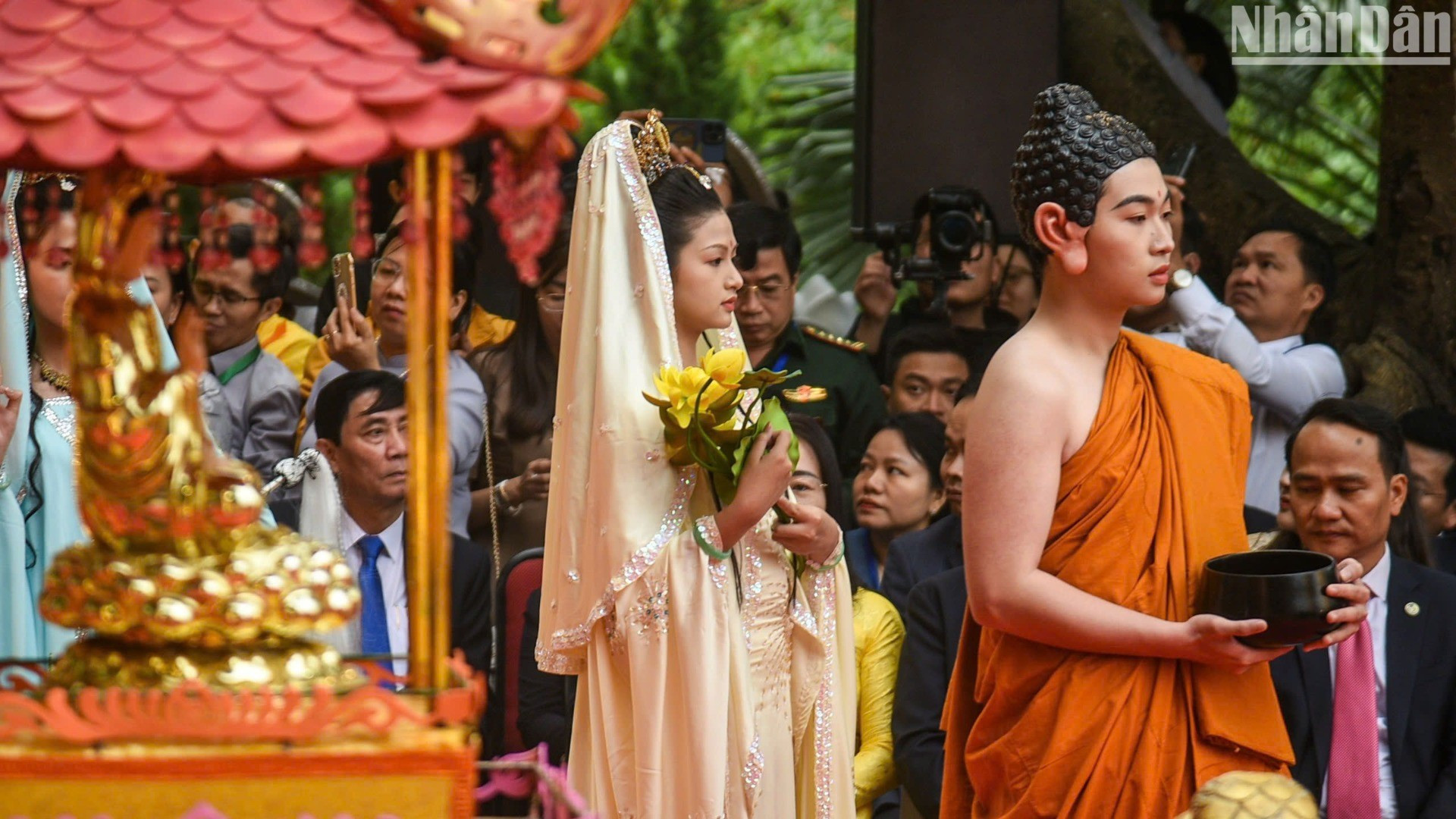 Para recrear la imagen del Bodhisattva Avalokitesvara, el Comité Organizador elegirá cada año una de las 32 encarnaciones del Bodhisattva.