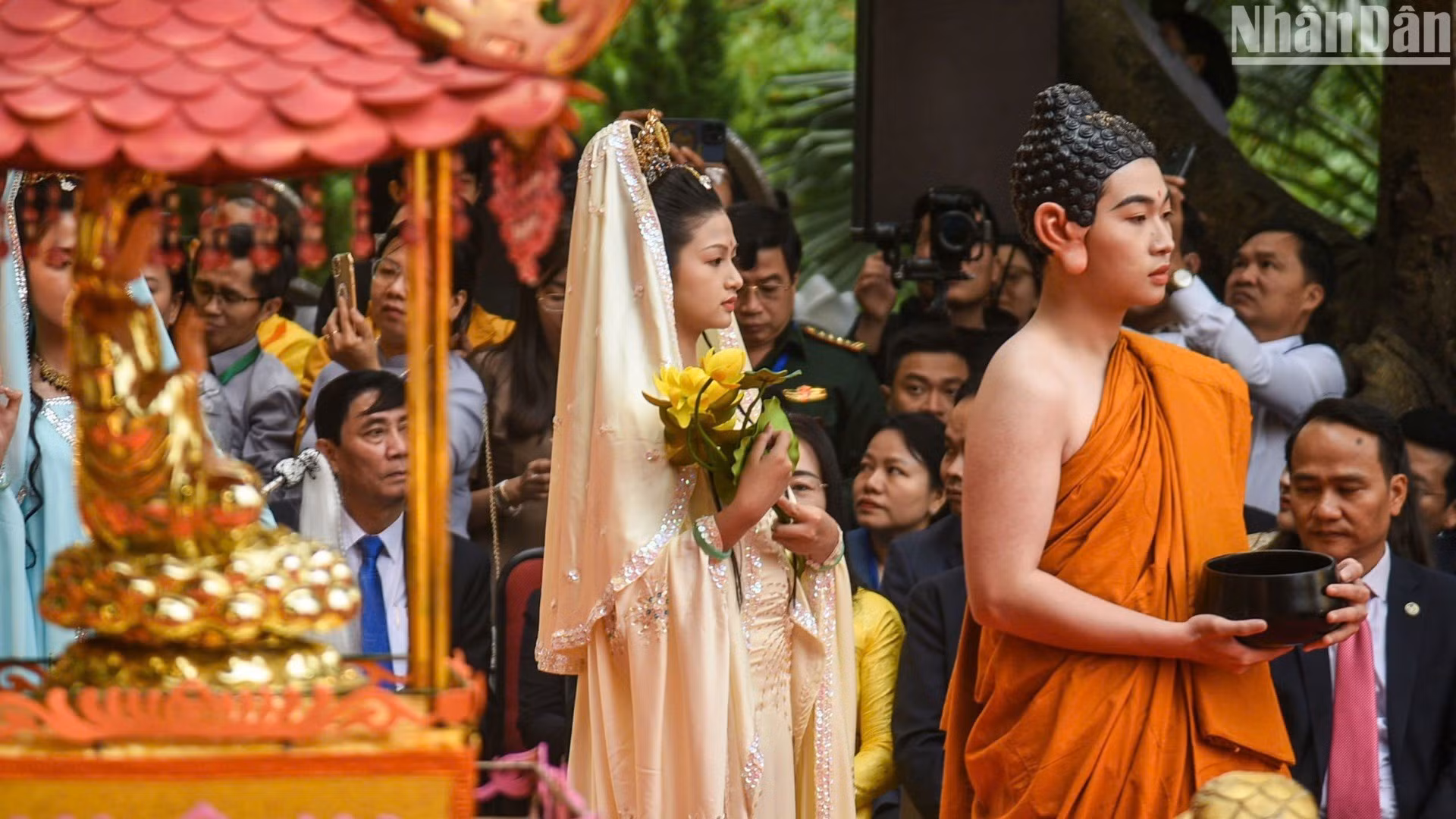 Para recrear la imagen del Bodhisattva Avalokitesvara, el Comité Organizador elegirá cada año una de las 32 encarnaciones del Bodhisattva.