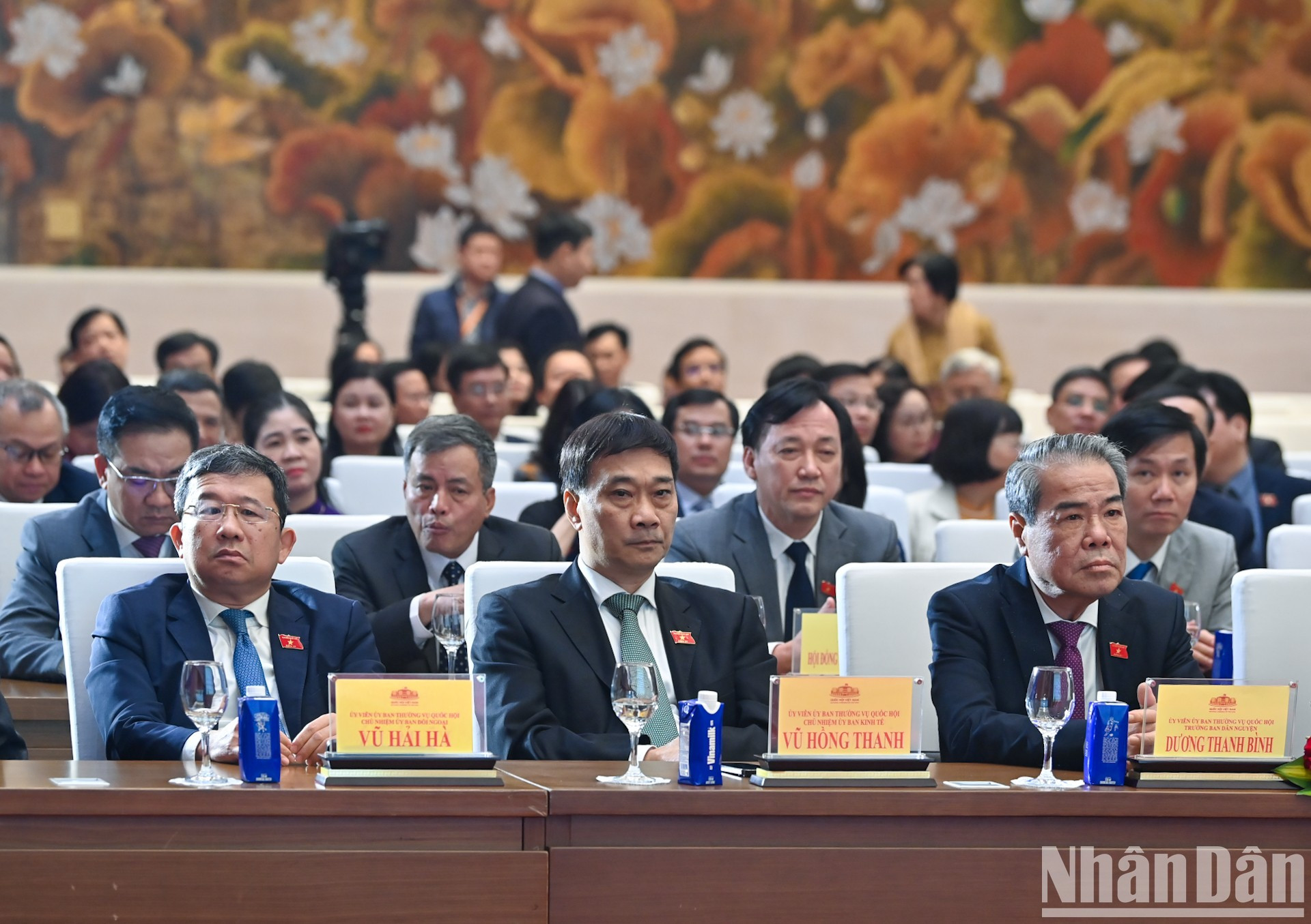 Miembros del Comité Permanente y líderes de los Comités de la Asamblea Nacional en la cita. Miembros del Comité Permanente y líderes de los Comités de la Asamblea Nacional en la cita.