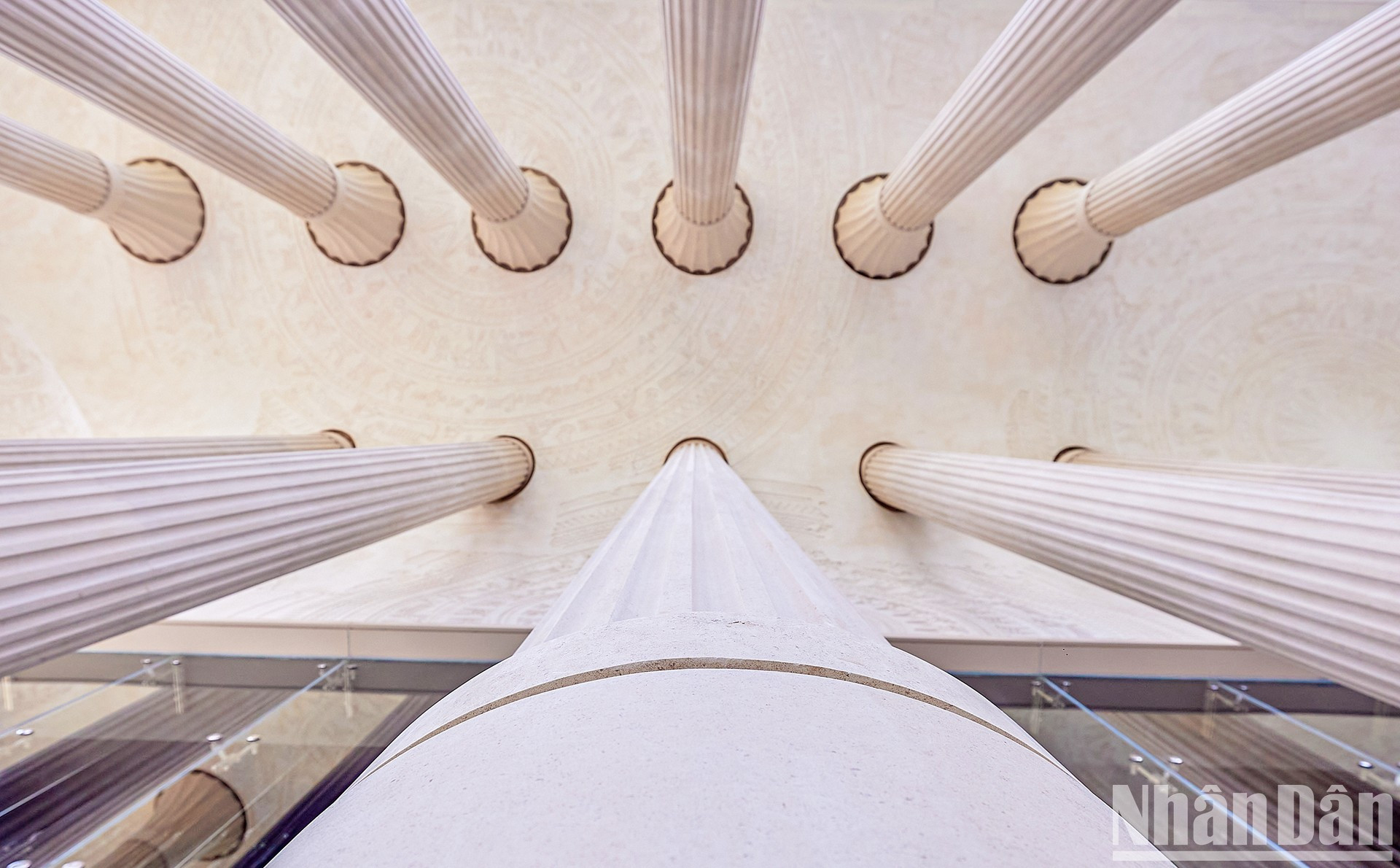 El teatro posee una belleza única que combina la arquitectura europea con detalles propios de la cultura vietnamita.