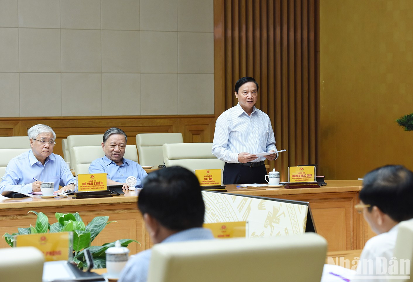 El vicepresidente de la Asamblea Nacional, Nguyen Khac Dinh, intervino en la reunión. El vicepresidente de la Asamblea Nacional, Nguyen Khac Dinh, intervino en la reunión.