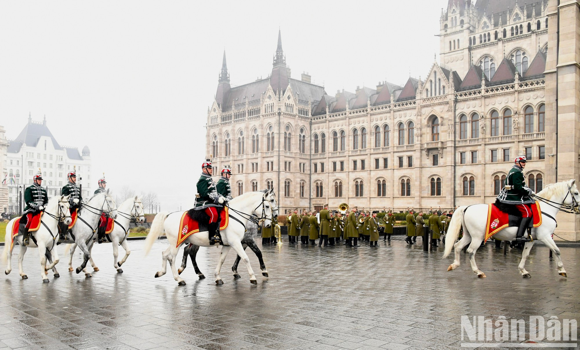 La delegación de alto rango de Vietnam y funcionarios húngaros. La delegación de alto rango de Vietnam y funcionarios húngaros.