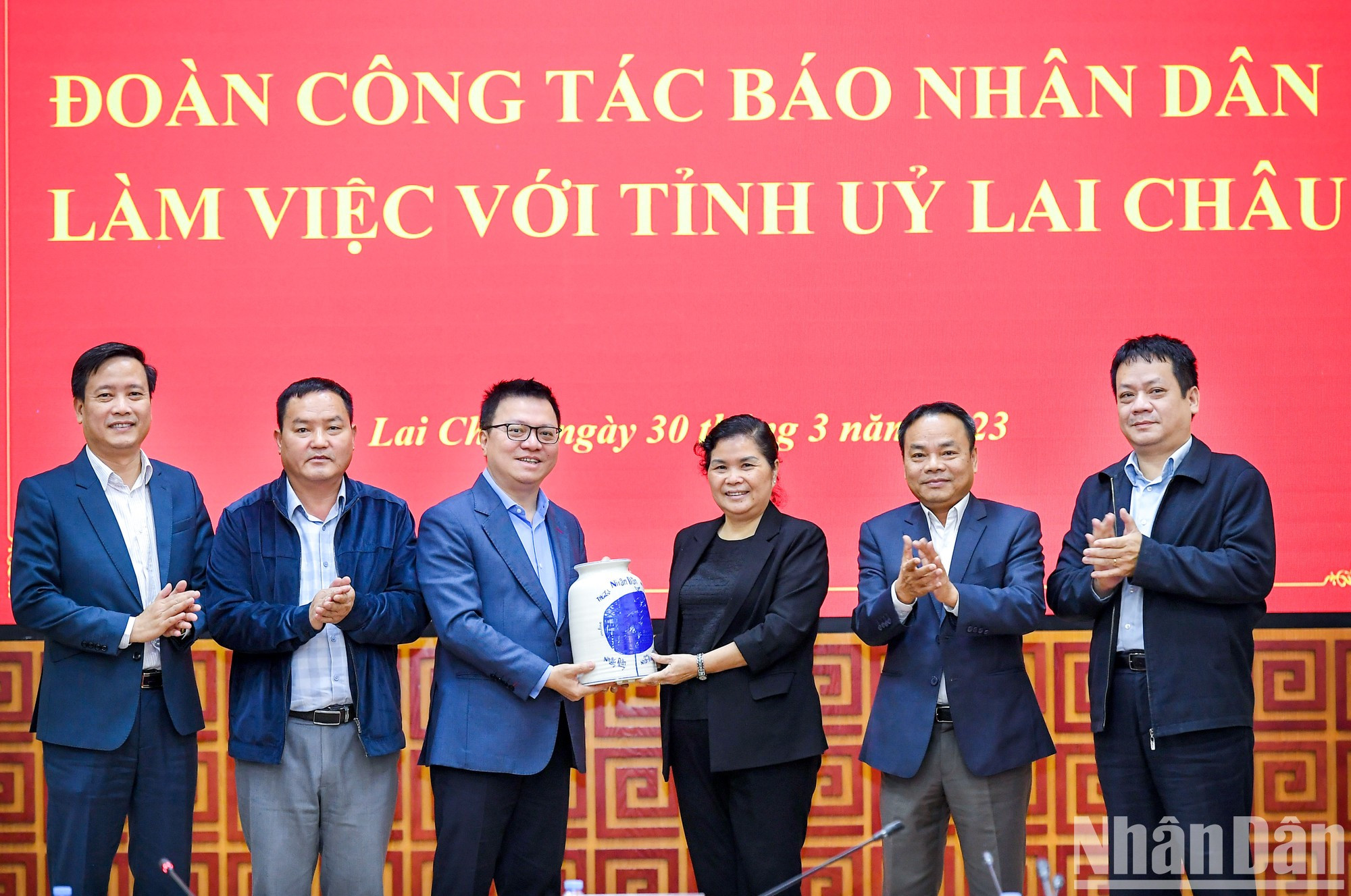 El periódico Nhan Dan entrega un regalo de recuerdo a la provincia de Lai Chau.
